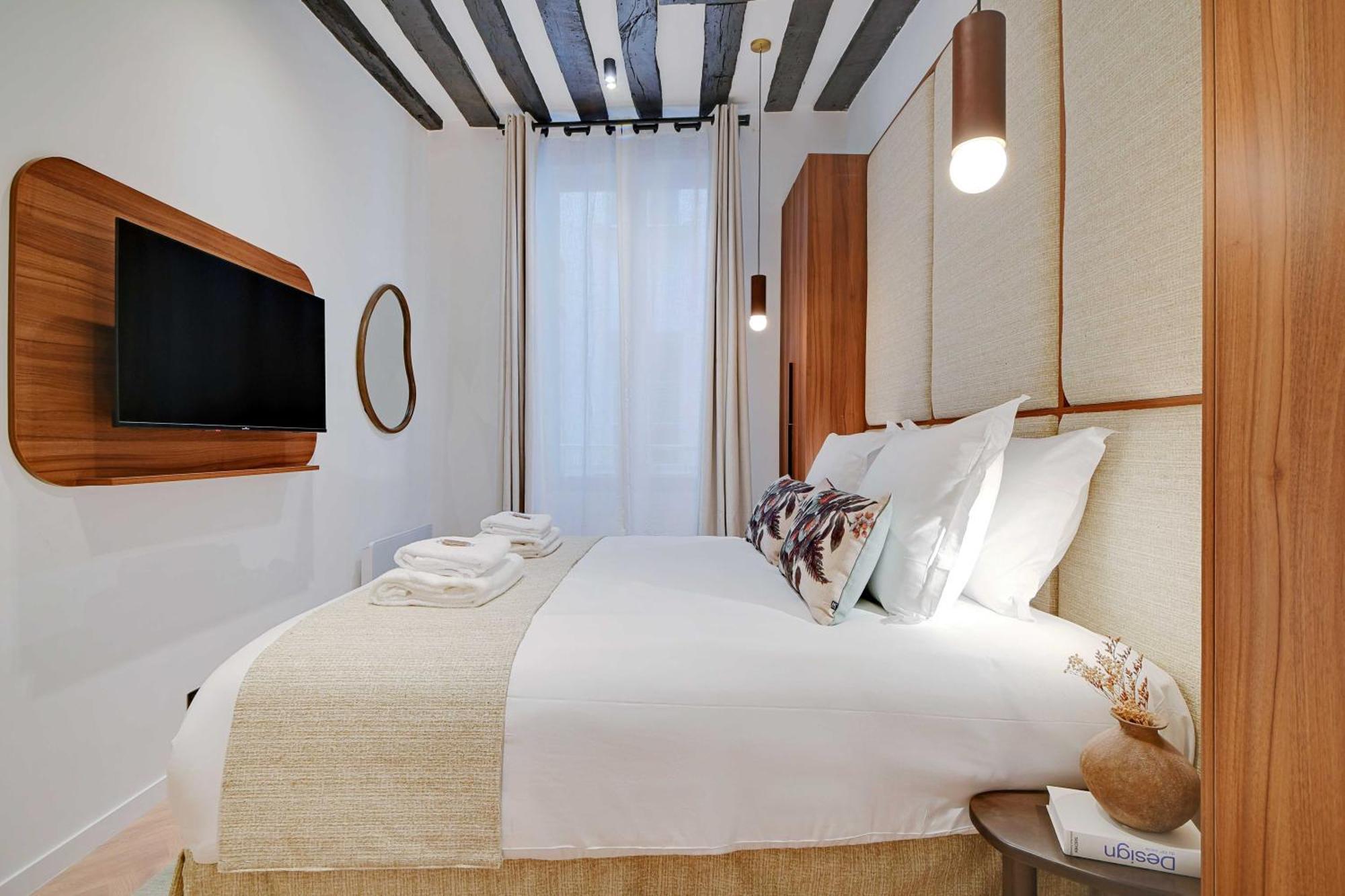 Luxury In The Heart Or Paris-notre Dame Apartment Paris