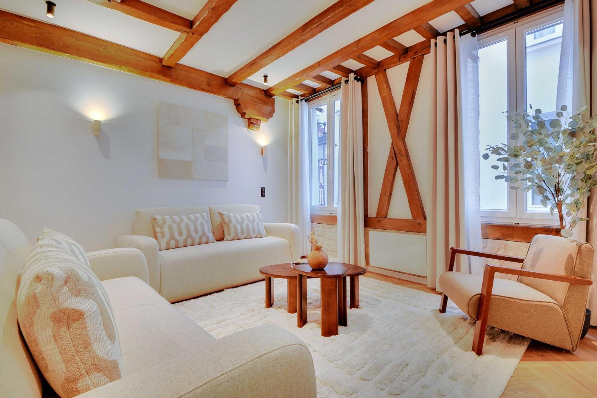 Luxury In The Heart Or Paris-notre Dame Apartment