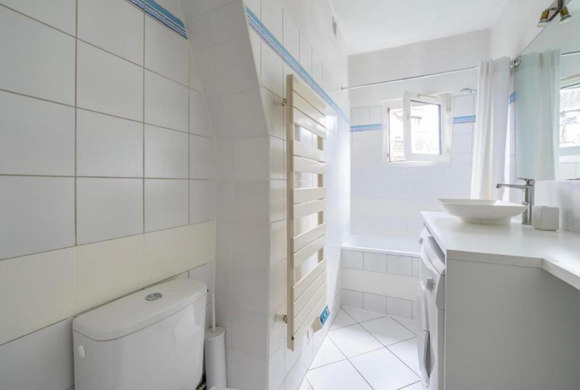In Front Of Sacre Coeur - 2 Bedrooms In Last Floor Appartement Paris