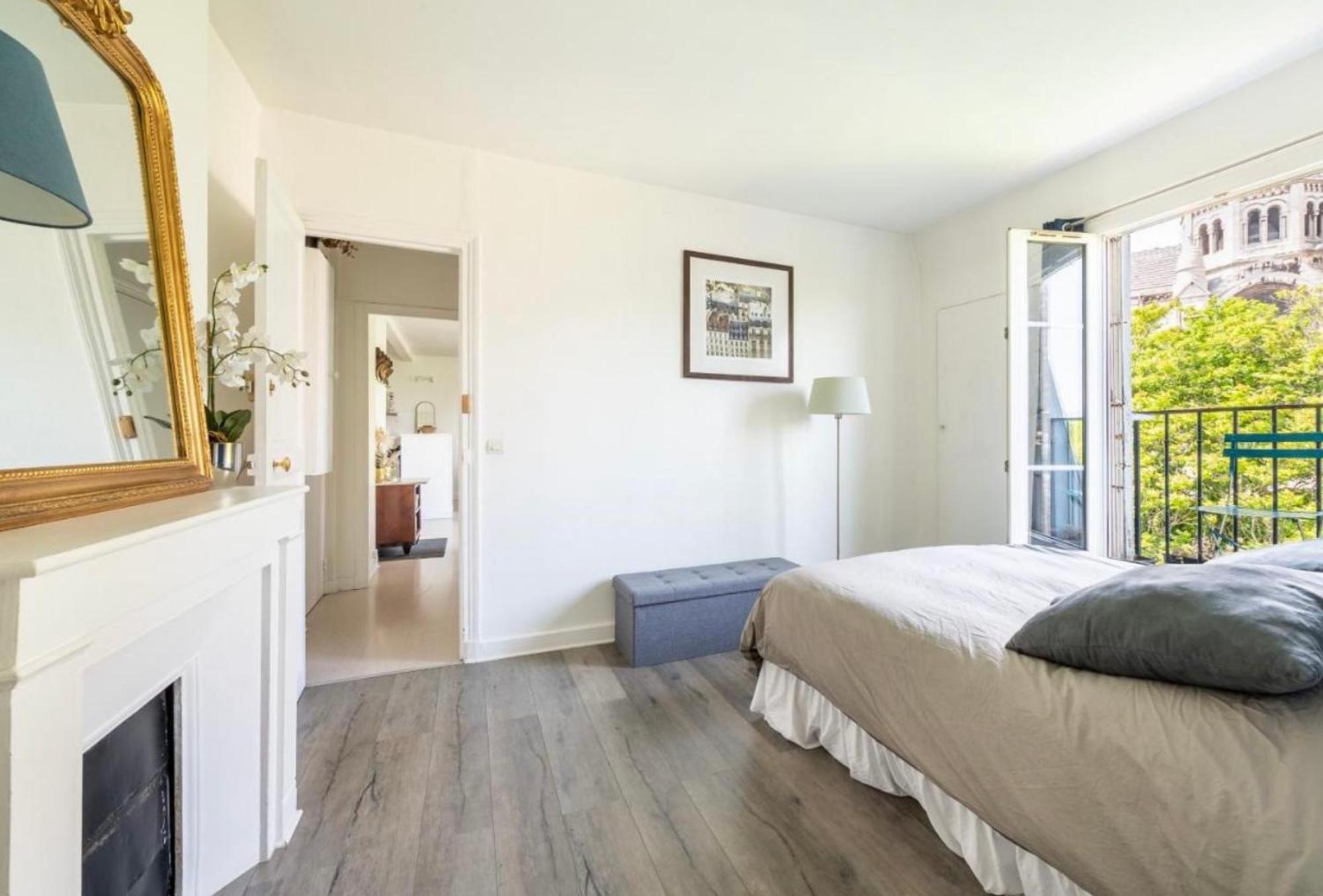 In Front Of Sacre Coeur - 2 Bedrooms In Last Floor Appartement