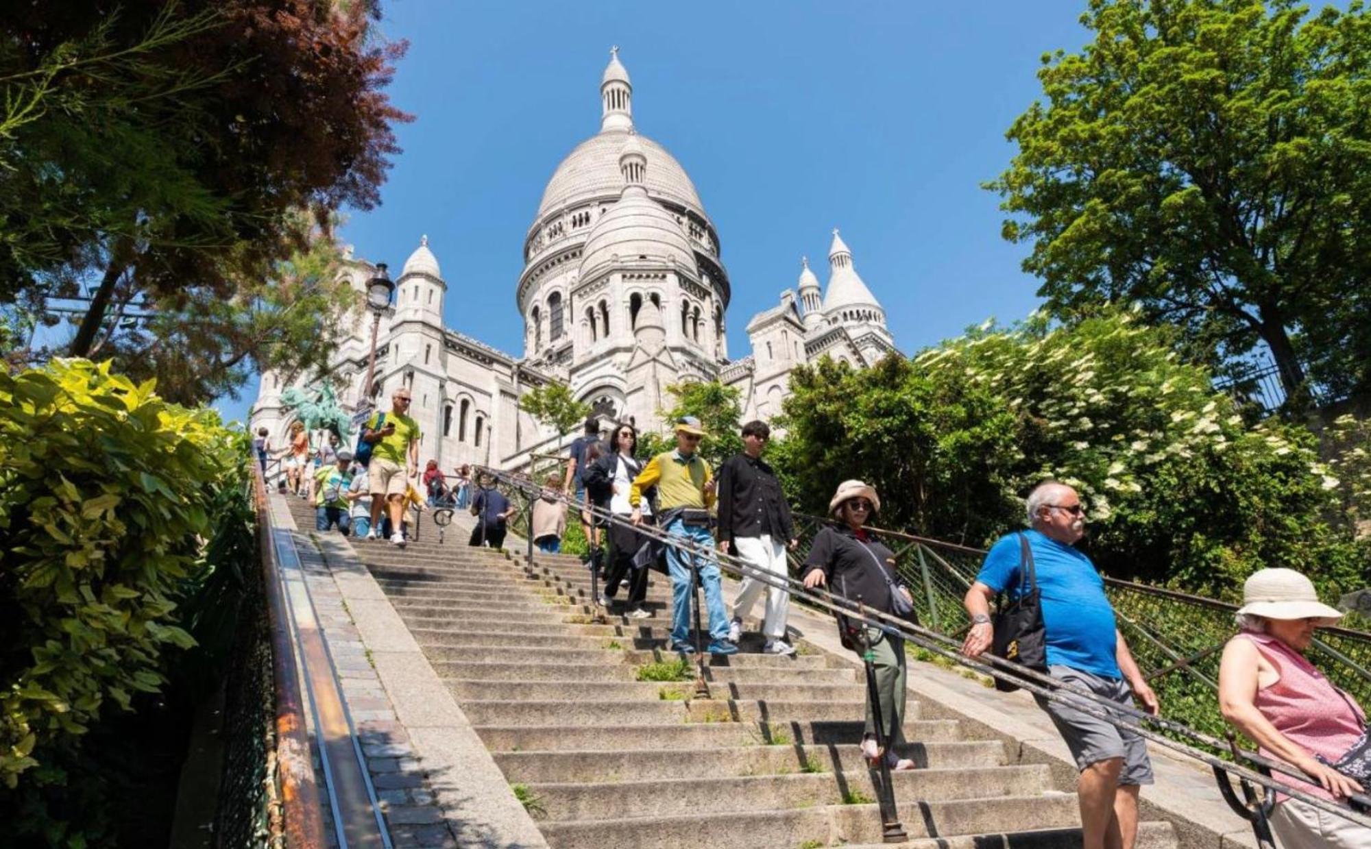 In Front Of Sacre Coeur - 2 Bedrooms In Last Floor Appartement