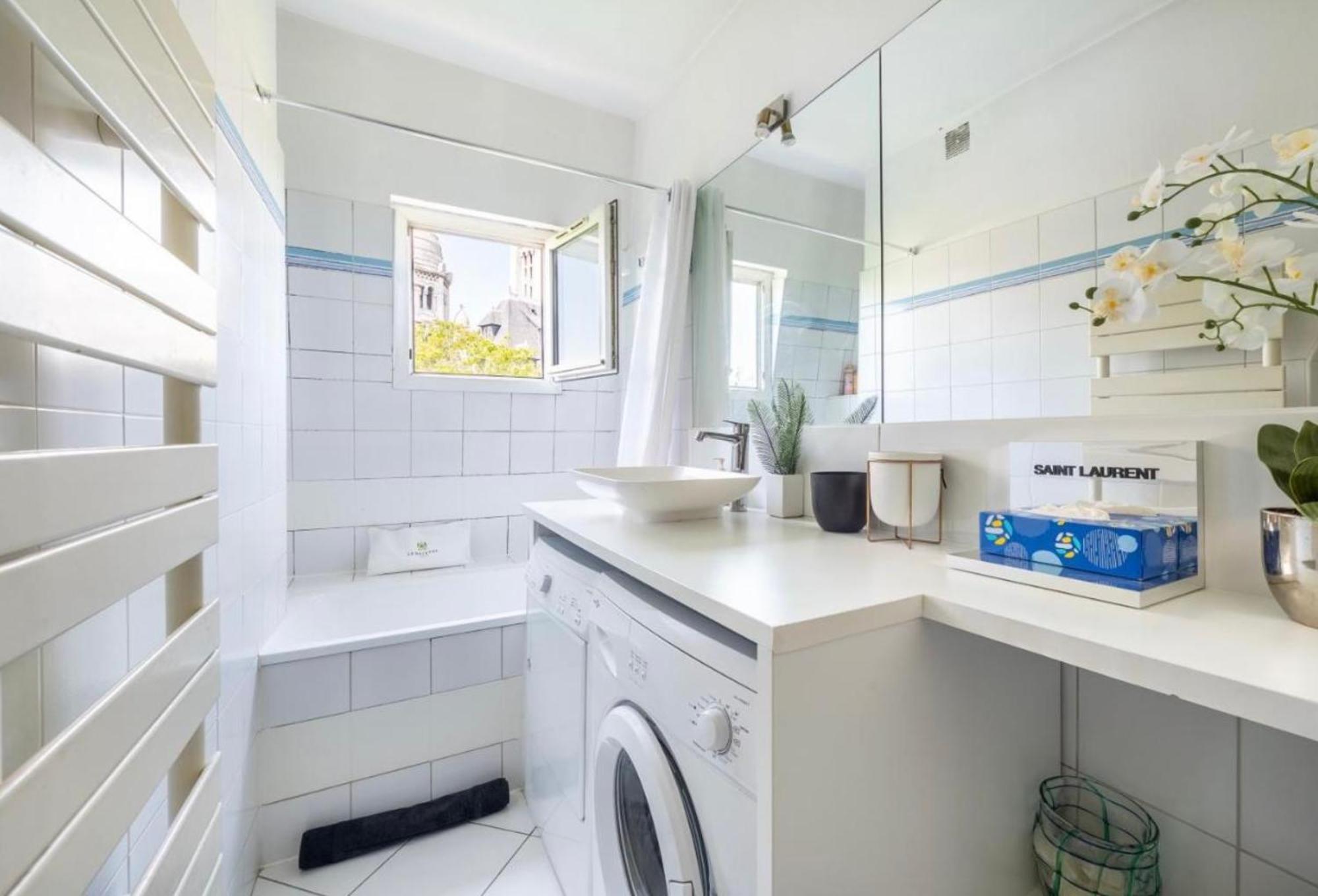 Appartement In Front Of Sacre Coeur - 2 Bedrooms In Last Floor *