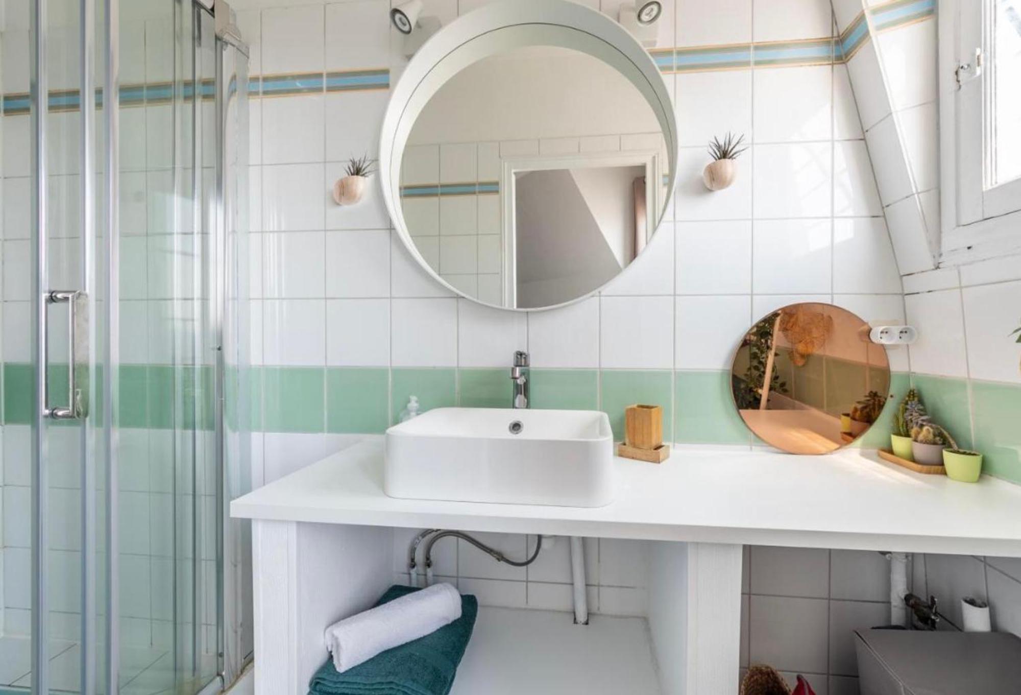 In Front Of Sacre Coeur - 2 Bedrooms In Last Floor