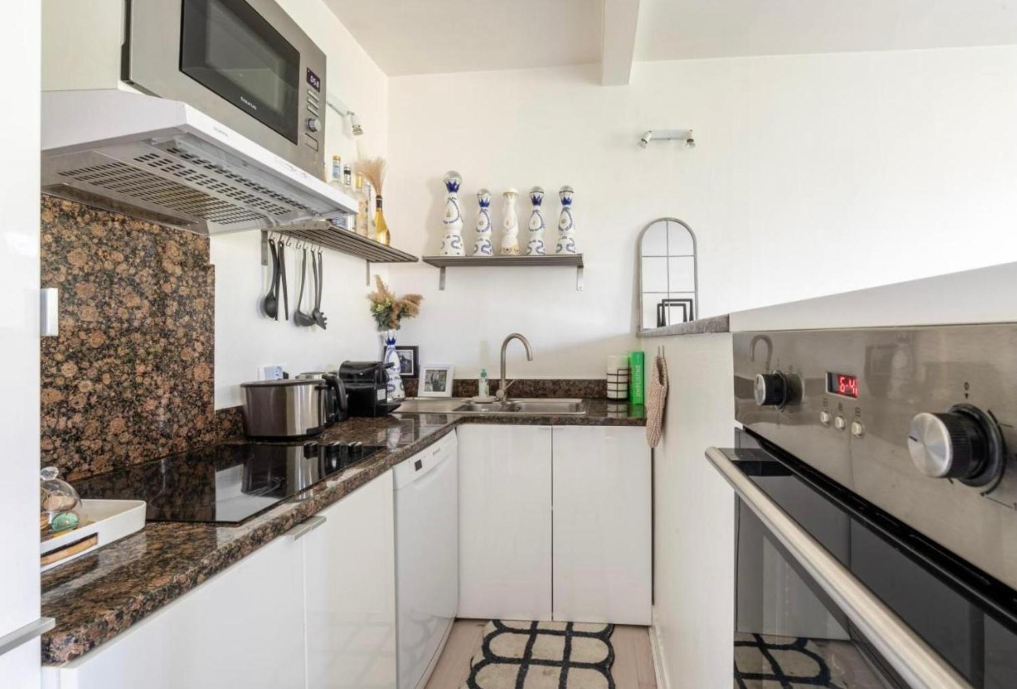 In Front Of Sacre Coeur - 2 Bedrooms In Last Floor Appartement Paris