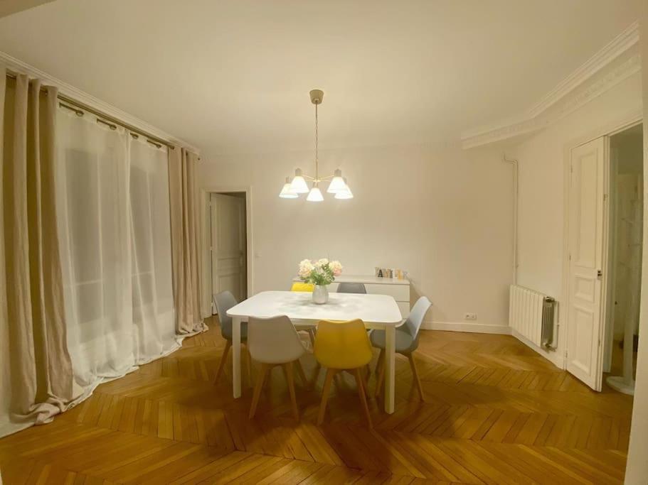 Apartment Haussmannien, Pres Arc Triomphe Paris