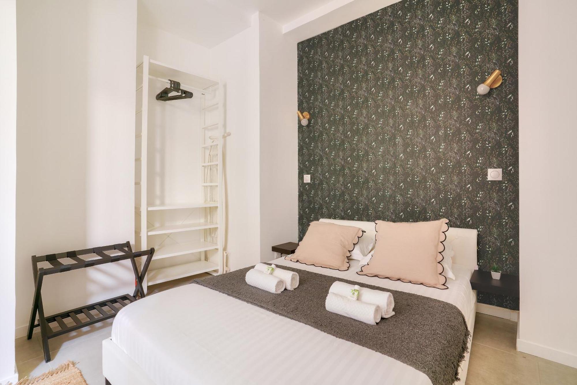 2 Bedrooms In The 15th District Apartment *