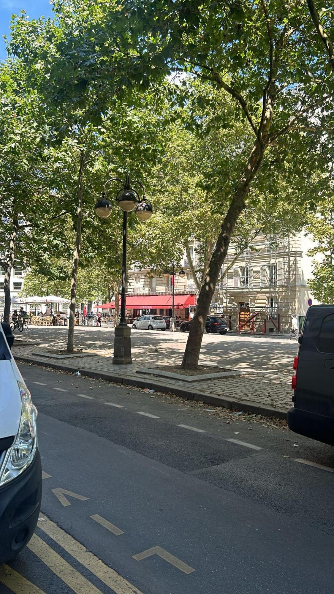 Pour Deux Face A La Tour Eiffel *