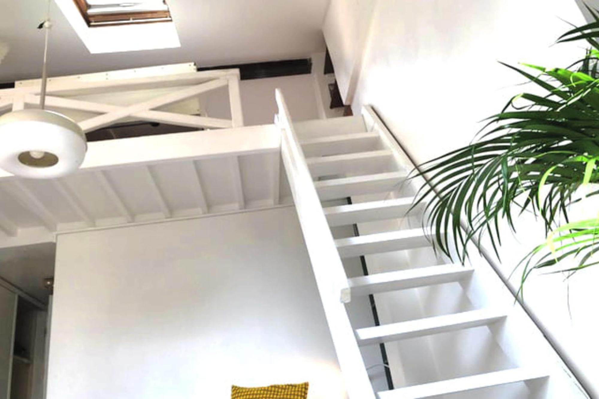 Warm Bright In 14th District Apartment