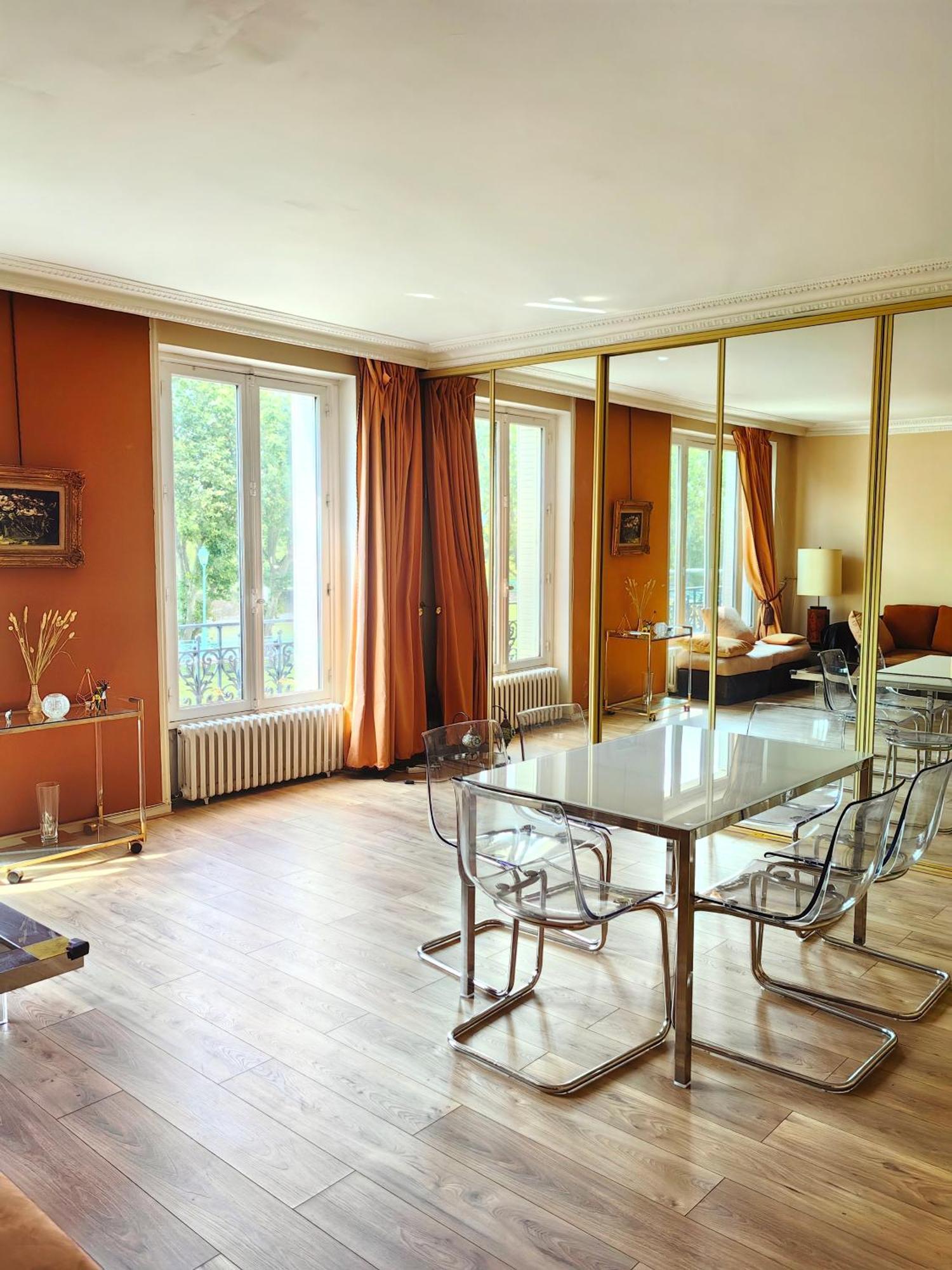 Beautiful Eiffel Tower Apartment Paris