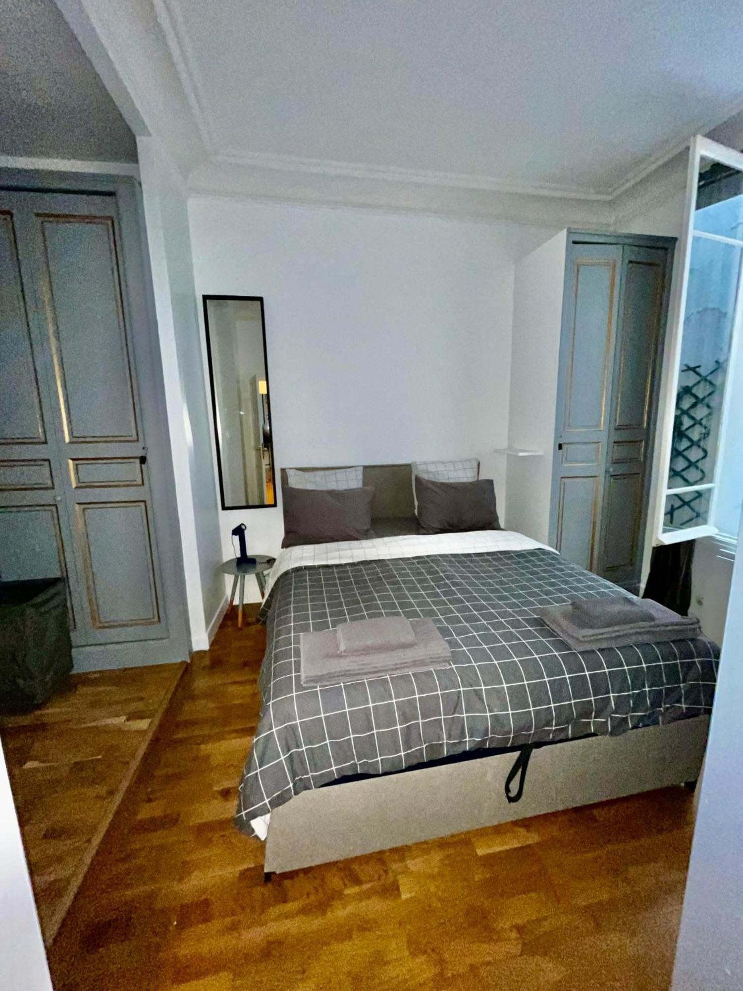 Apartment 2 Bedroom With Spacious Terrace Minutes From Champs Elysees