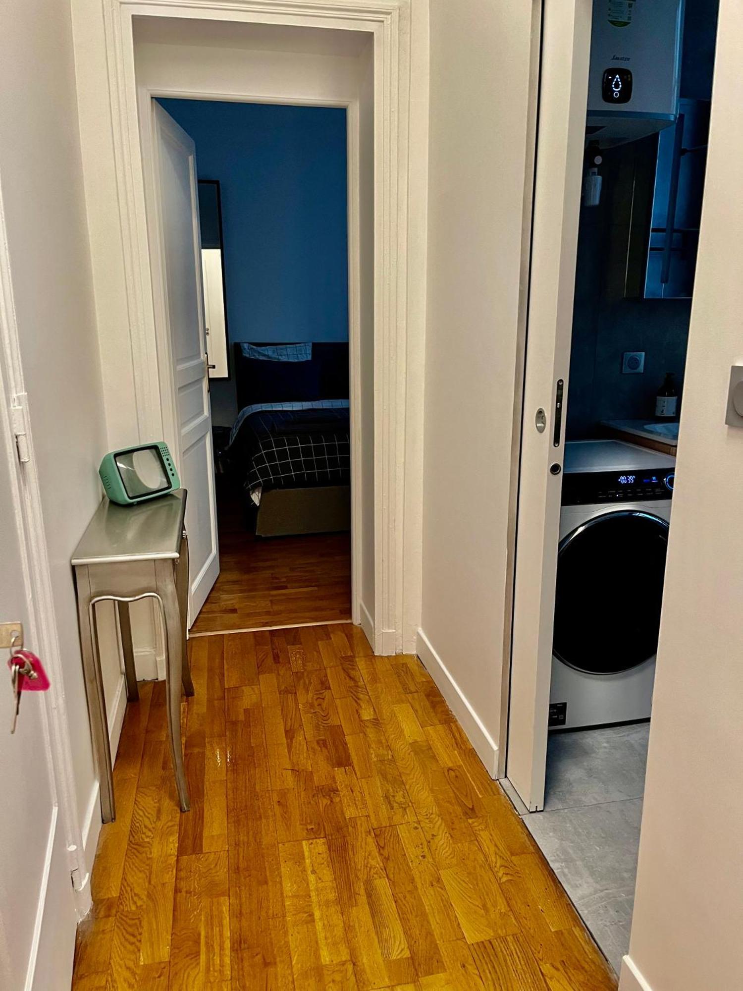 2 Bedroom With Spacious Terrace Minutes From Champs Elysees Apartment *