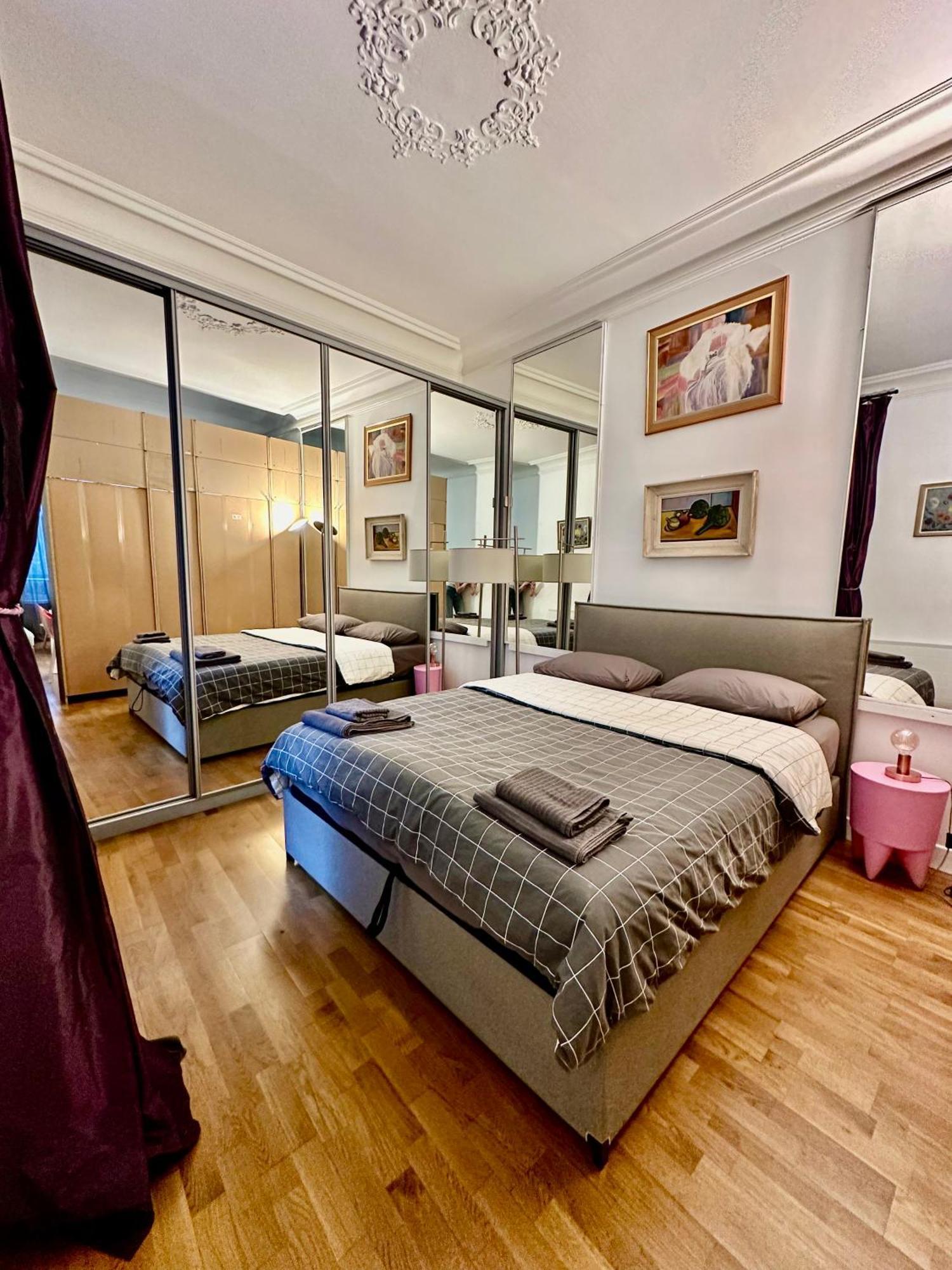 2 Bedroom With Spacious Terrace Minutes From Champs Elysees Paris