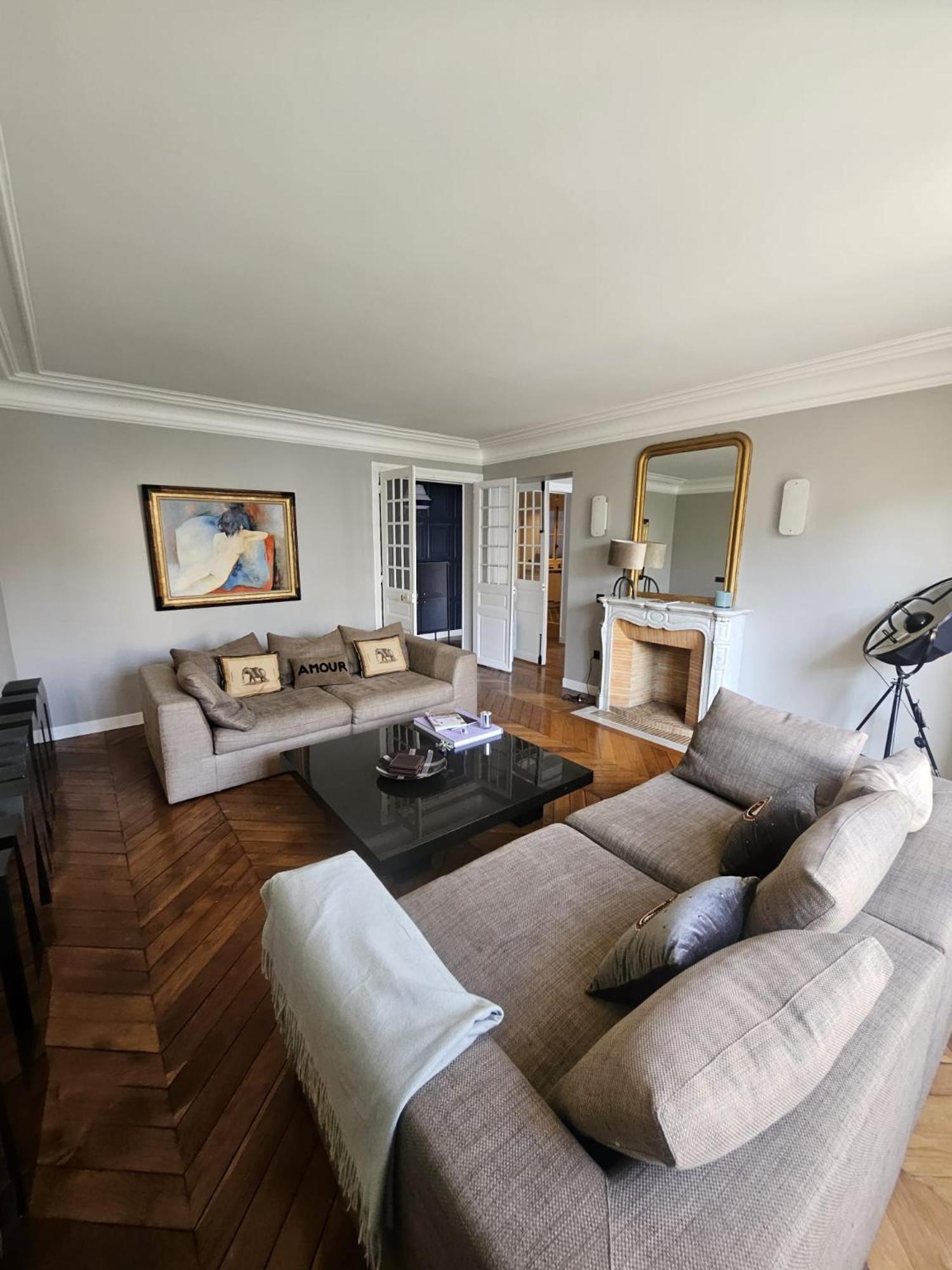 Luxury In 7th District With Tour Eiffel View Apartment