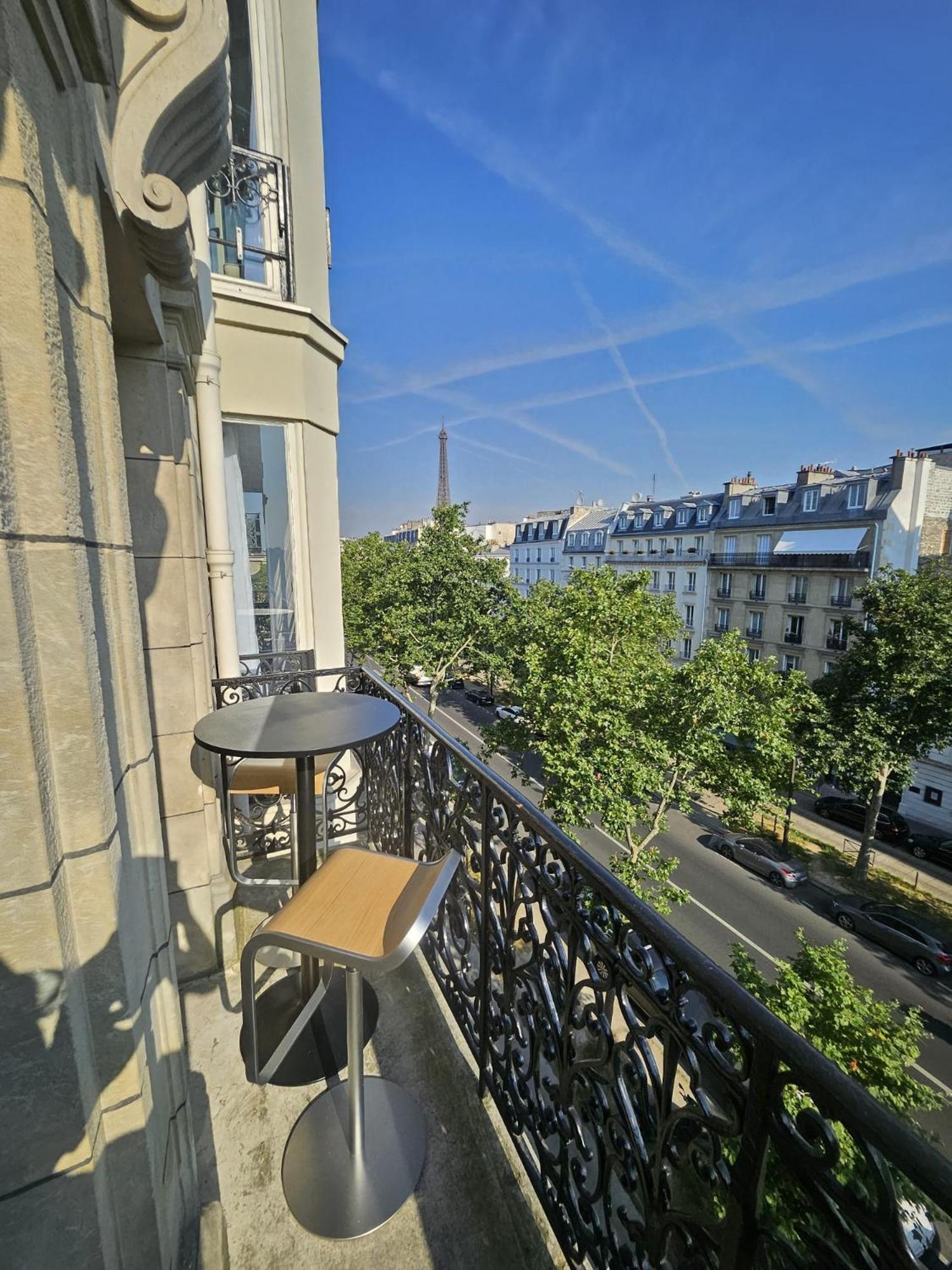 Luxury In 7th District With Tour Eiffel View