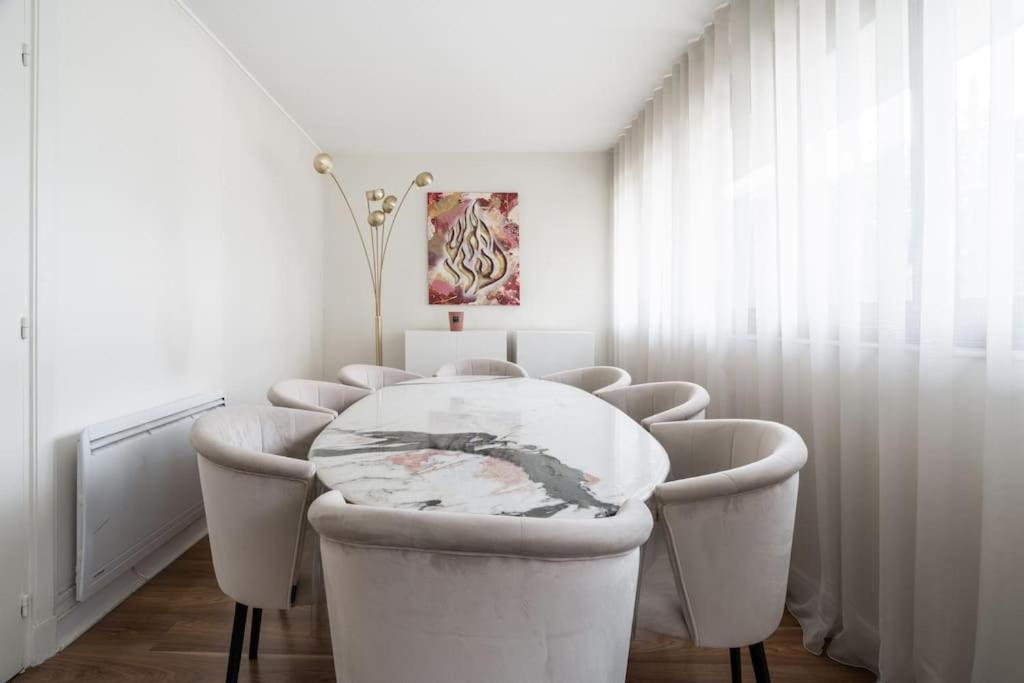 A Refined 2-bedroom Close Avenue Foch *