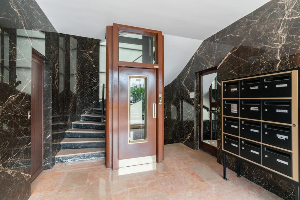 A Refined 2-bedroom Close Avenue Foch Apartment