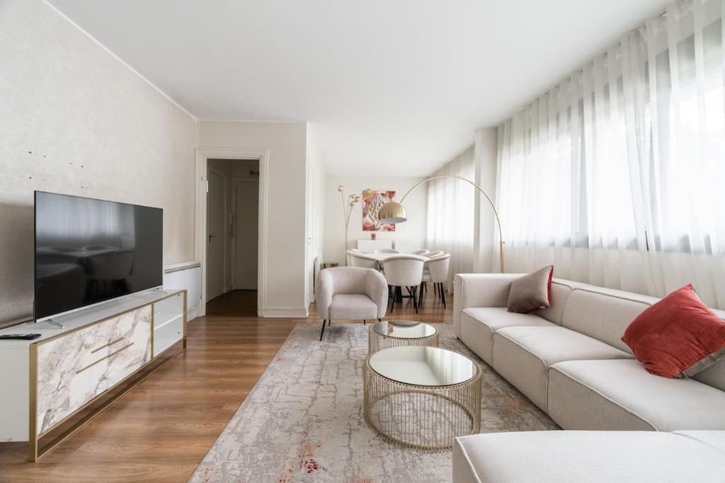 A Refined 2-bedroom Close Avenue Foch Apartment *