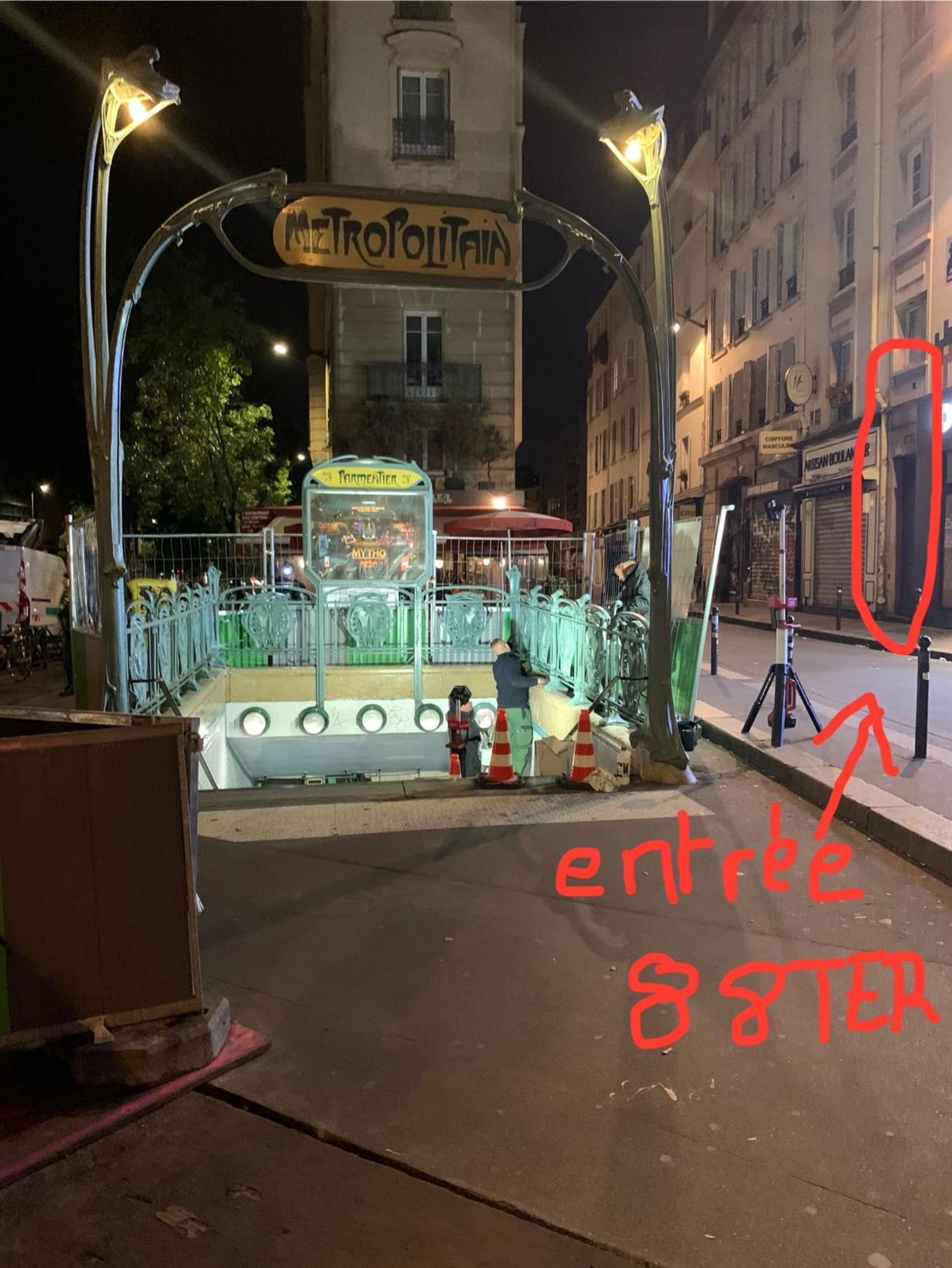 Coeur Vieux Paris. Pied Du Metro.tout Equipe Paris
