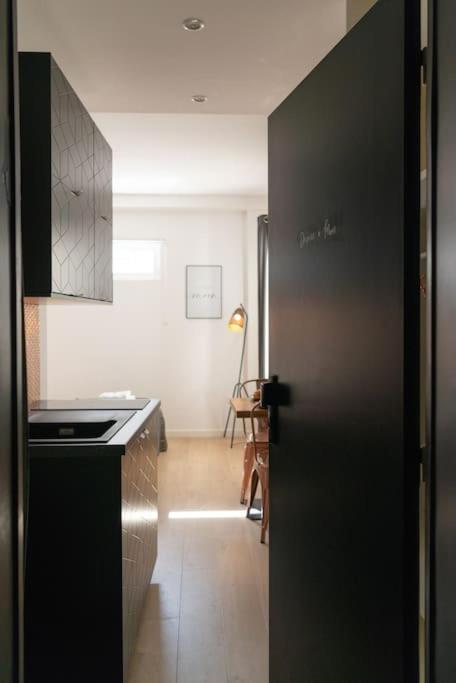 Stunning Near Canal St Martin - Divine Moon Apartment Paris