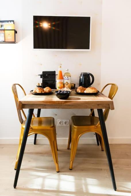 Elegant Divine Sun Quartier Canal St Martin Apartment Paris