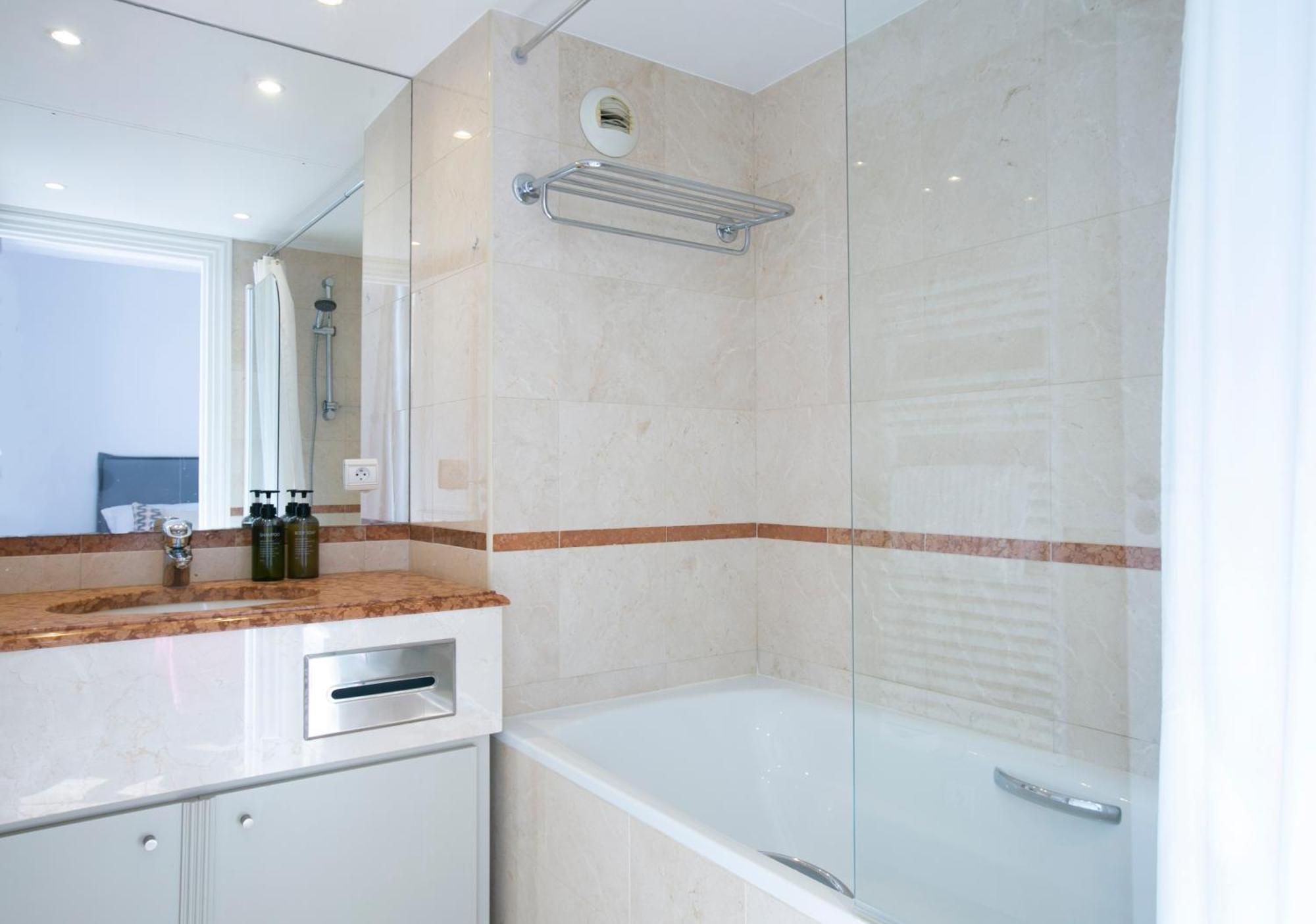 Magnificient 2 Bedrooms With Terrace Next To Champs-elysees - Pc62b