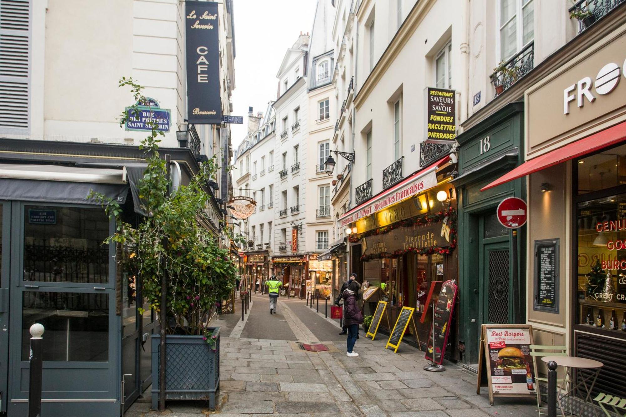 Nid Douillet Parisien Apartment