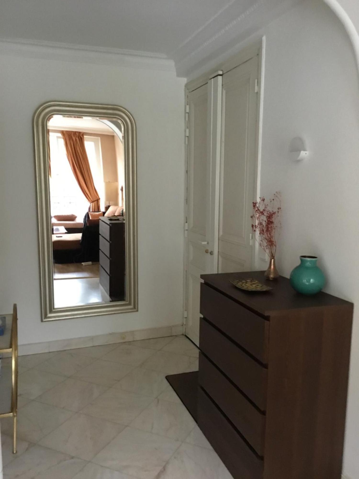 Beautiful Eiffel Tower Apartment