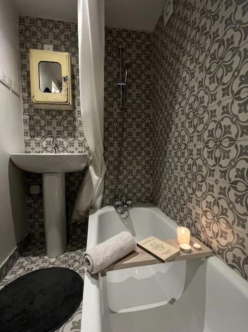 Grand Triplex Calme Avec Cour Privee Paris