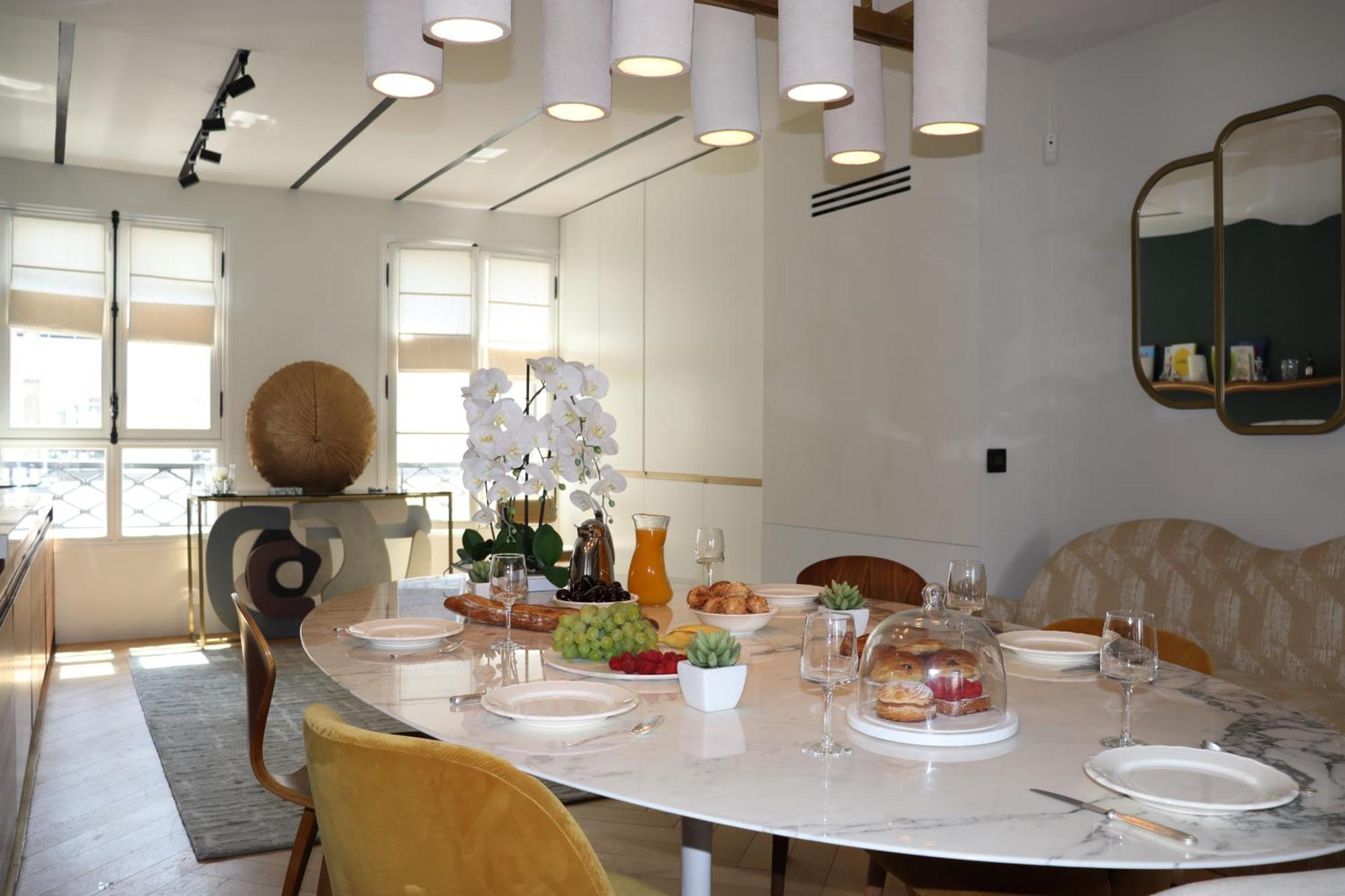 Apartment Luxueux Avec Balcon, Champs Elysees Paris