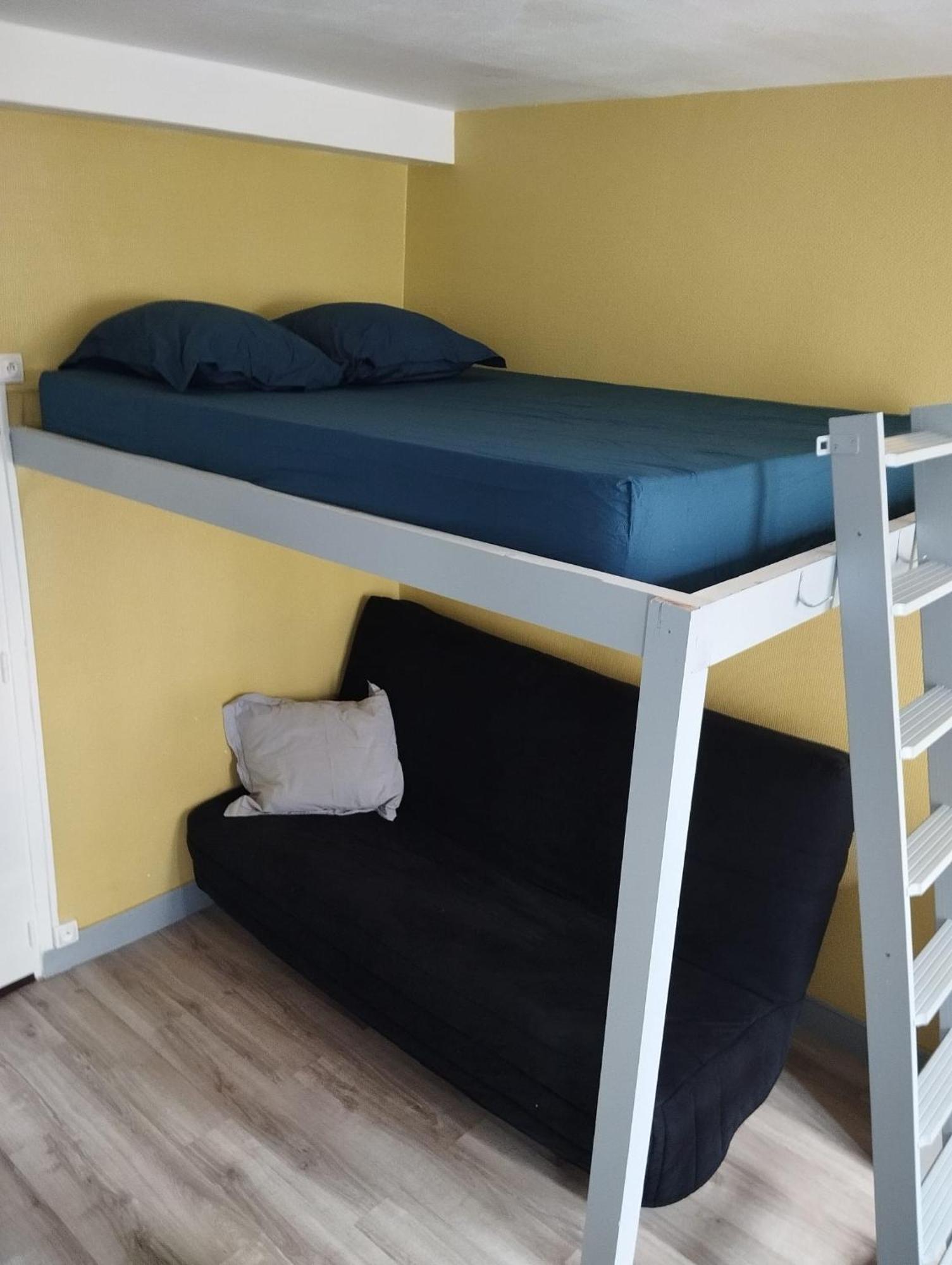 A Place De Clichy Apartment *