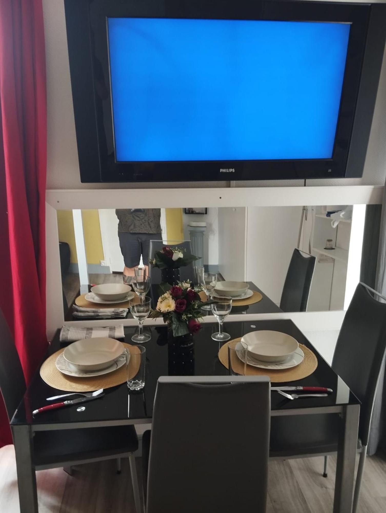 A Place De Clichy Apartment Paris