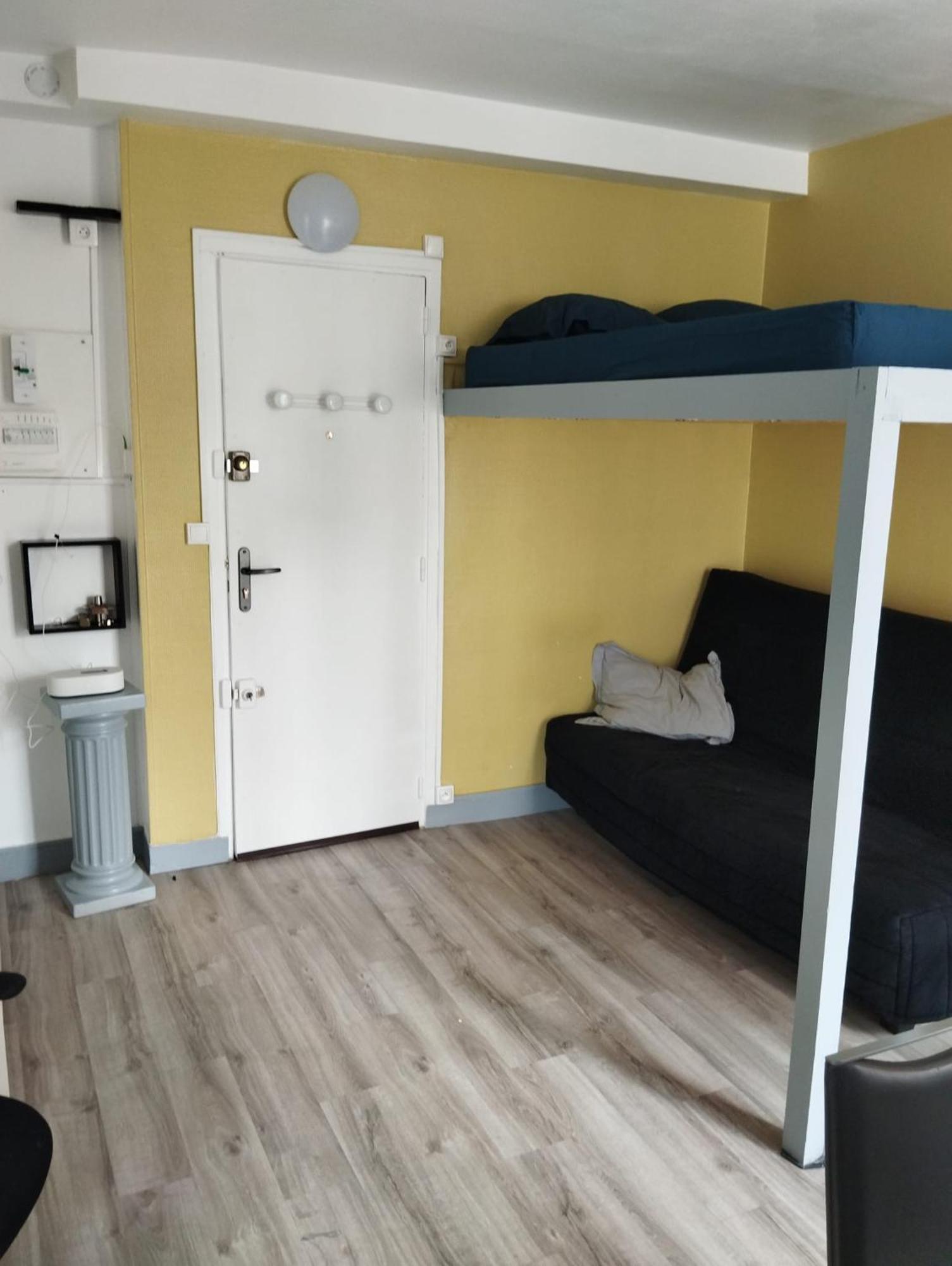 A Place De Clichy Apartment