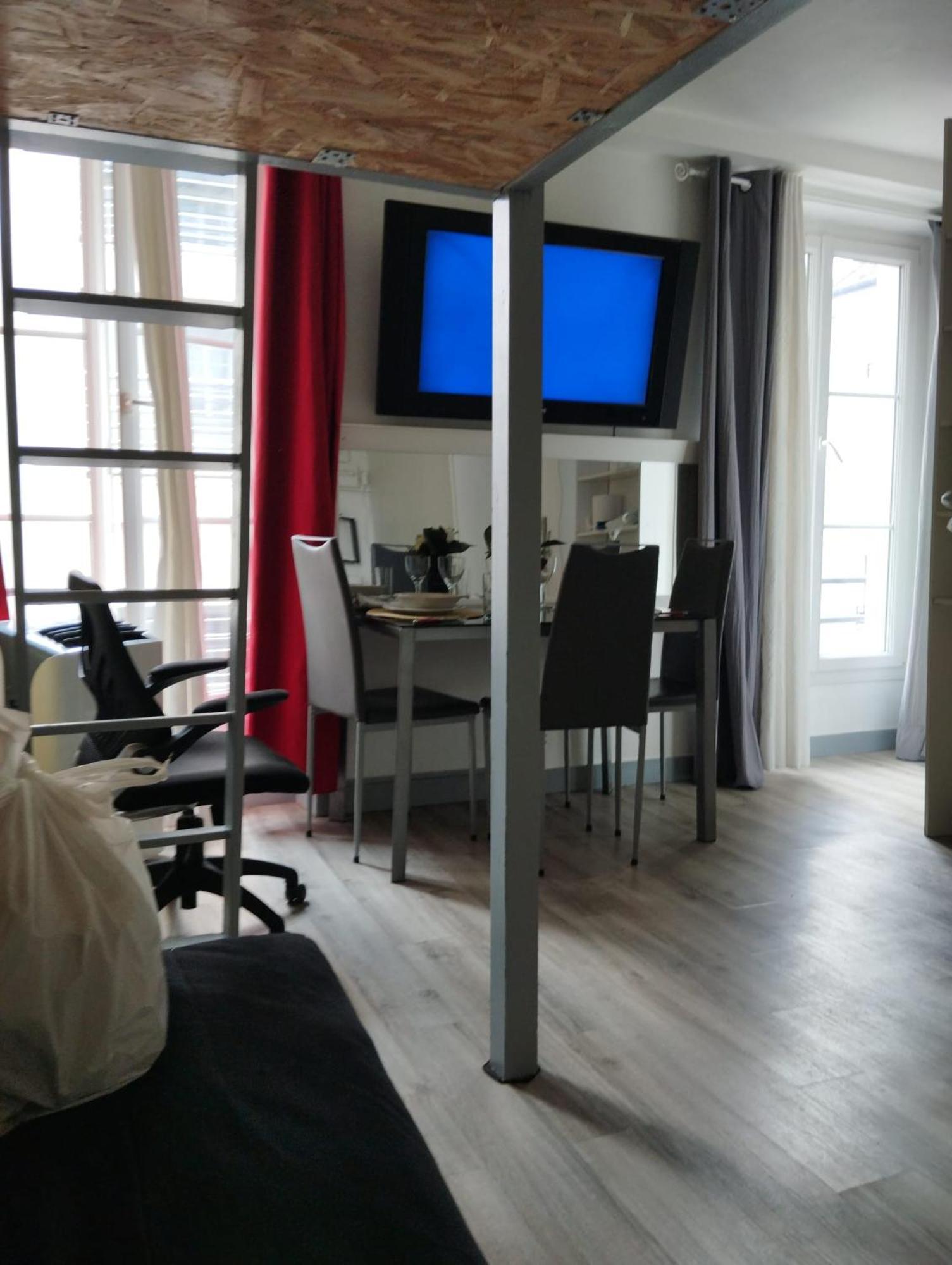 A Place De Clichy Apartment Paris