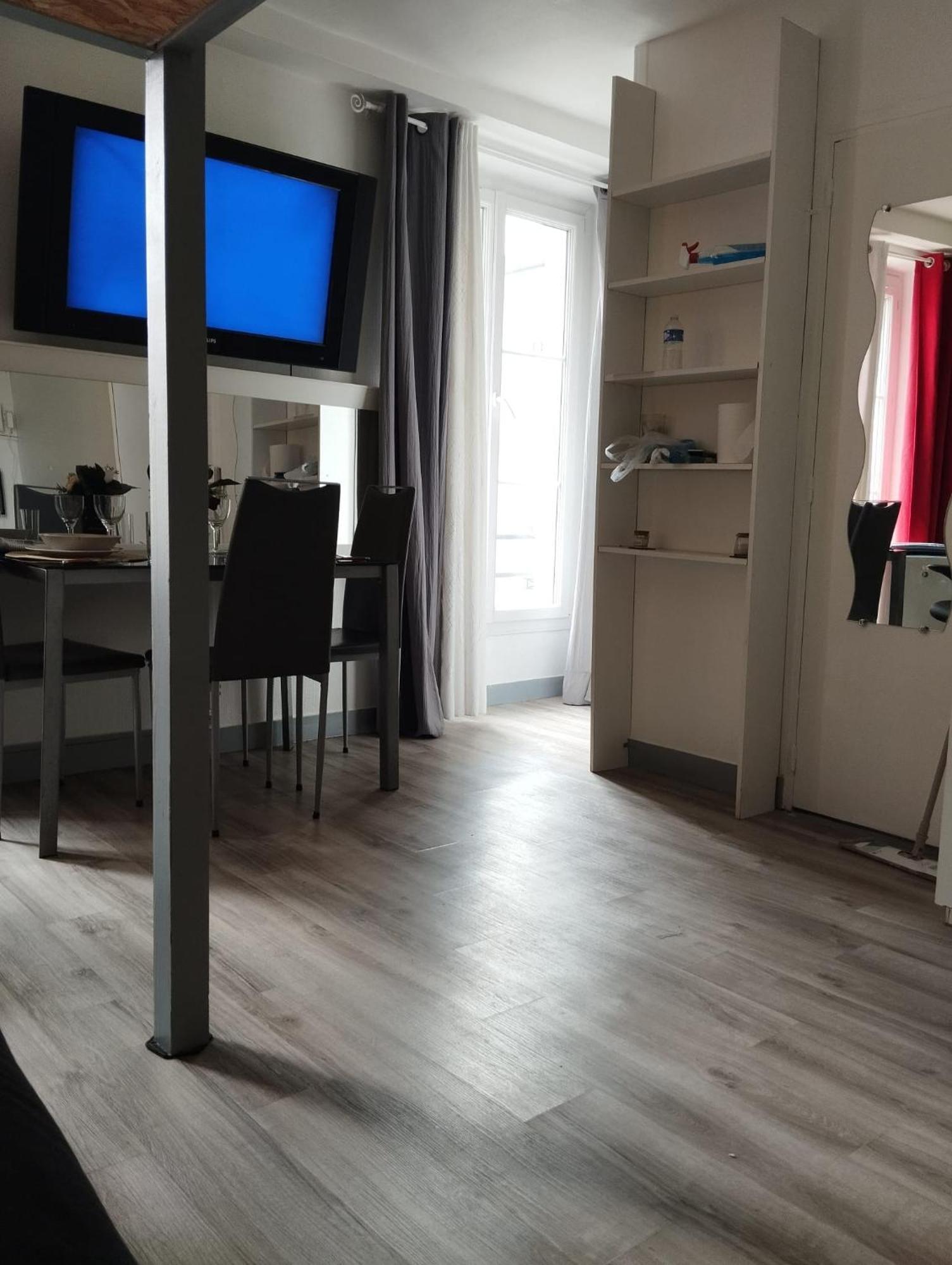 A Place De Clichy Apartment *