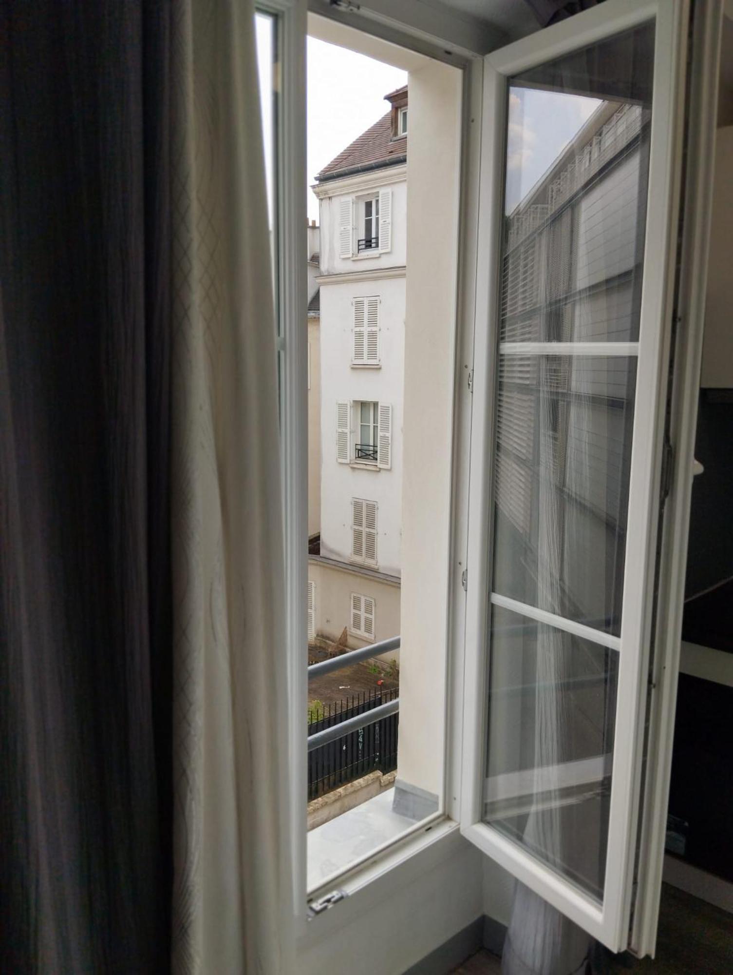 A Place De Clichy *