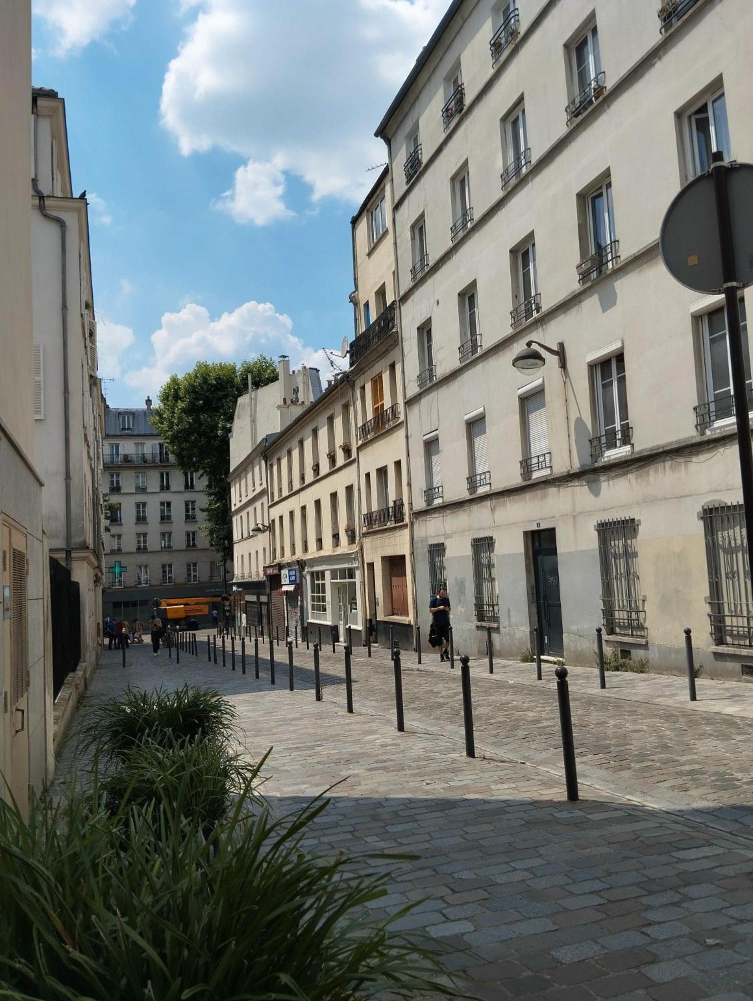 A Place De Clichy Apartment