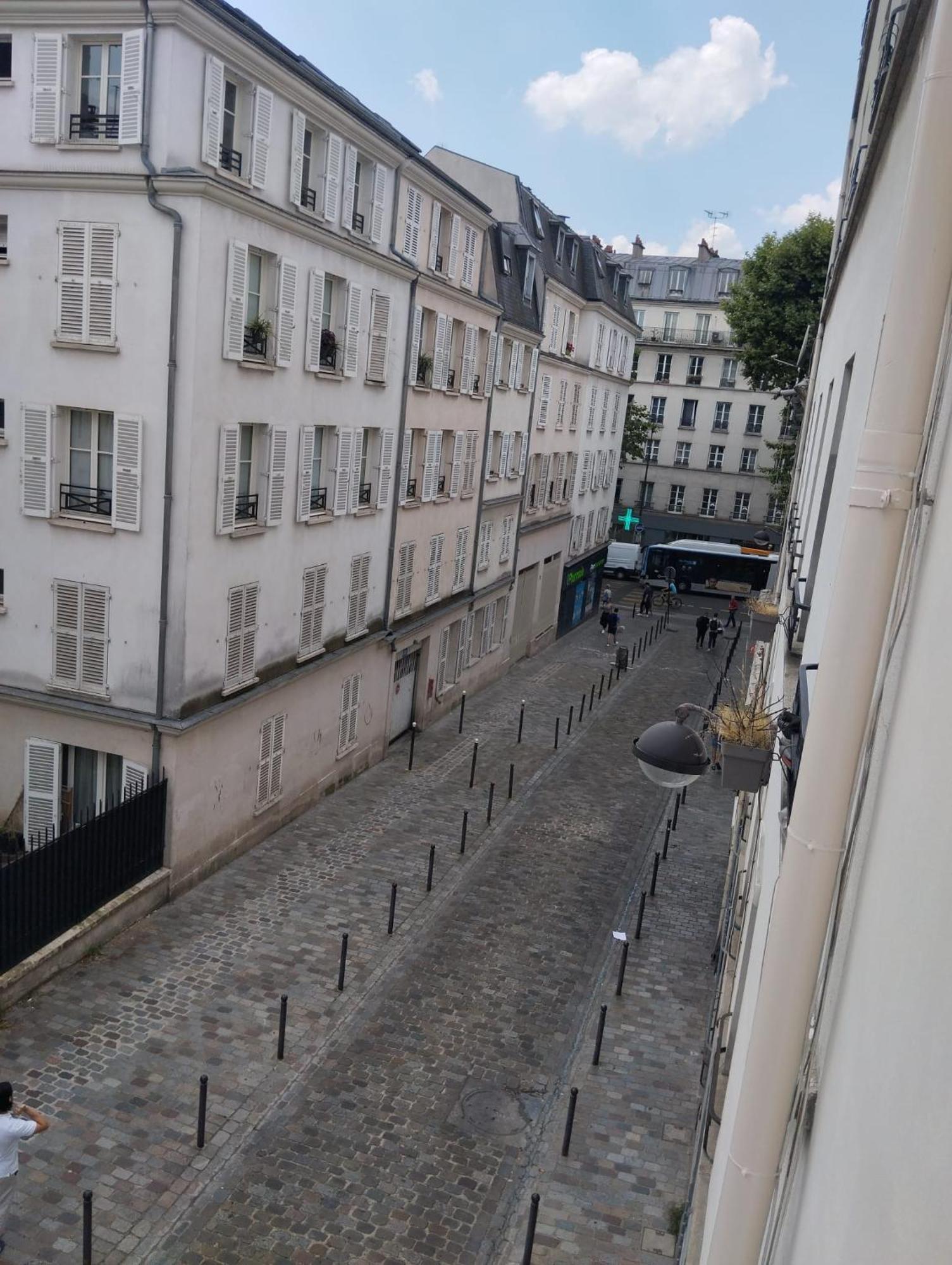 A Place De Clichy Apartment *