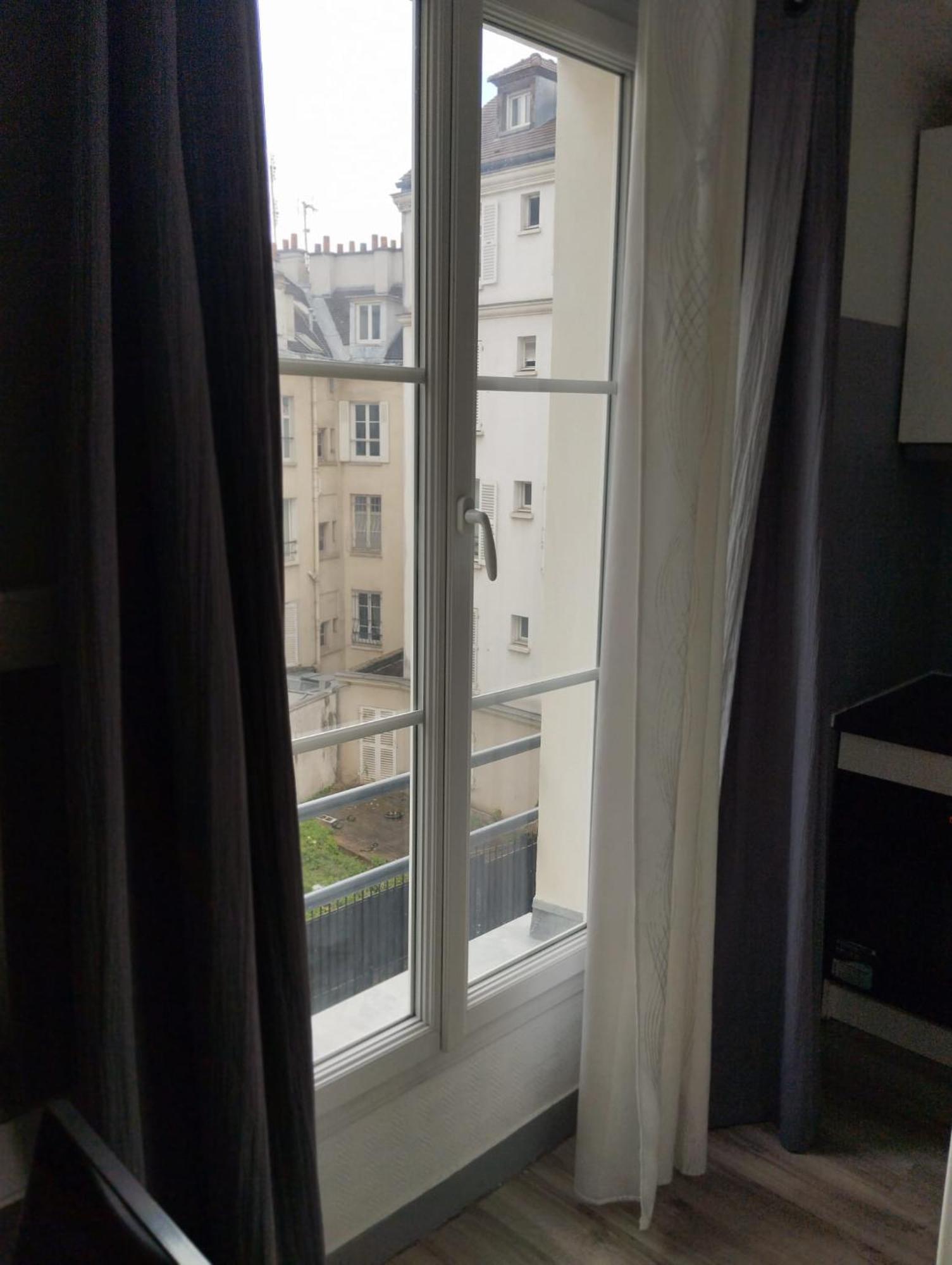 A Place De Clichy Apartment Paris