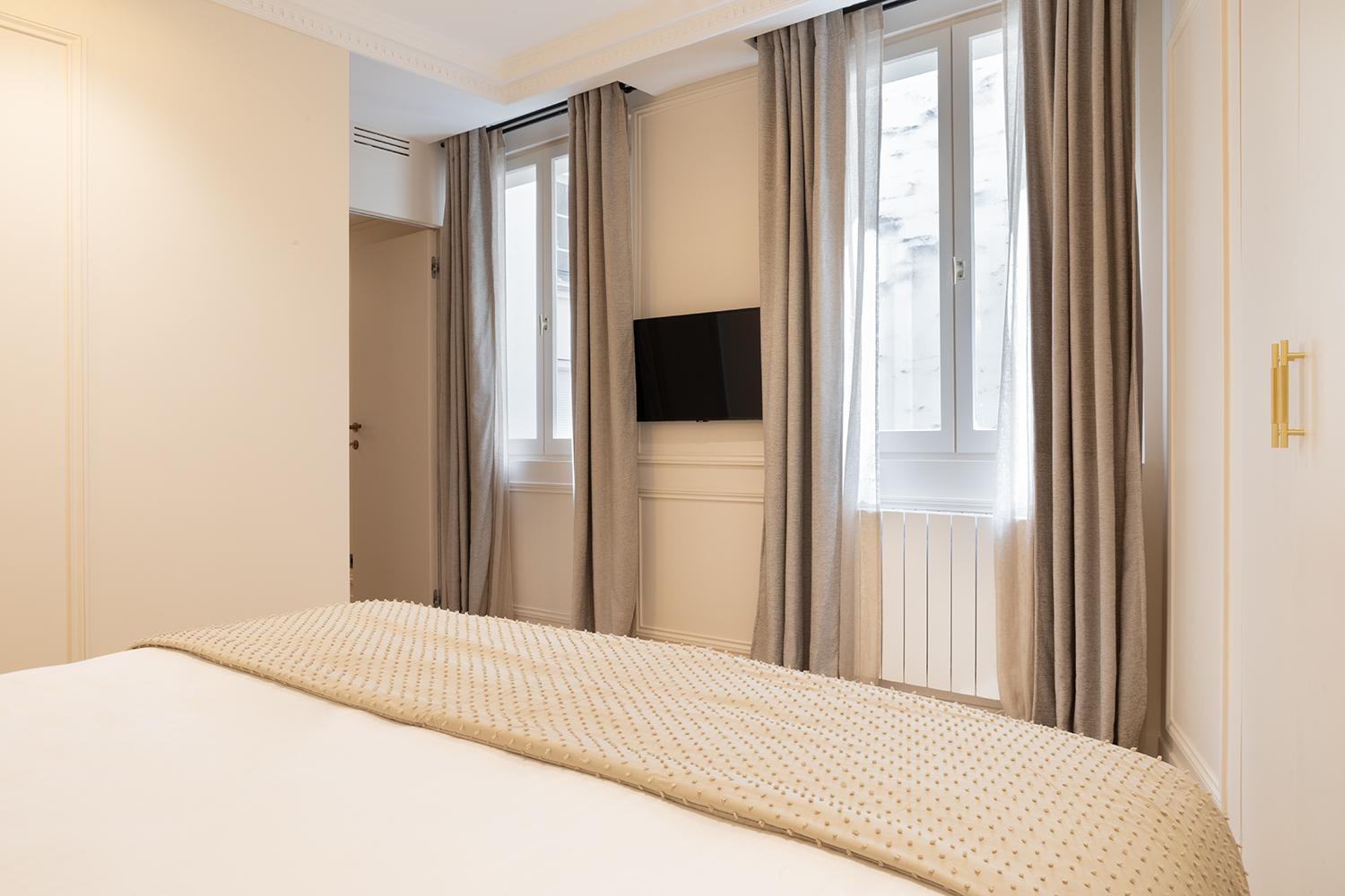 Pick A Flat's With Services In Opera Apartment *