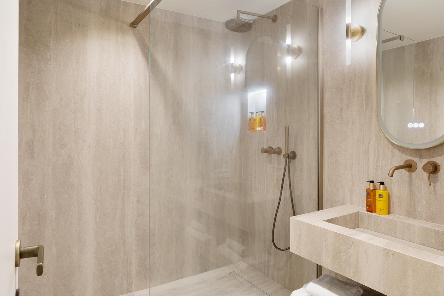 Pick A Flat's With Services In Opera Apartment *