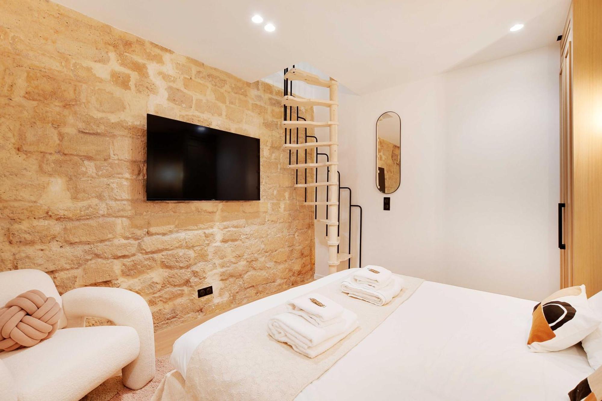 Authentic - 3br-6p - Moulin Rouge Apartment