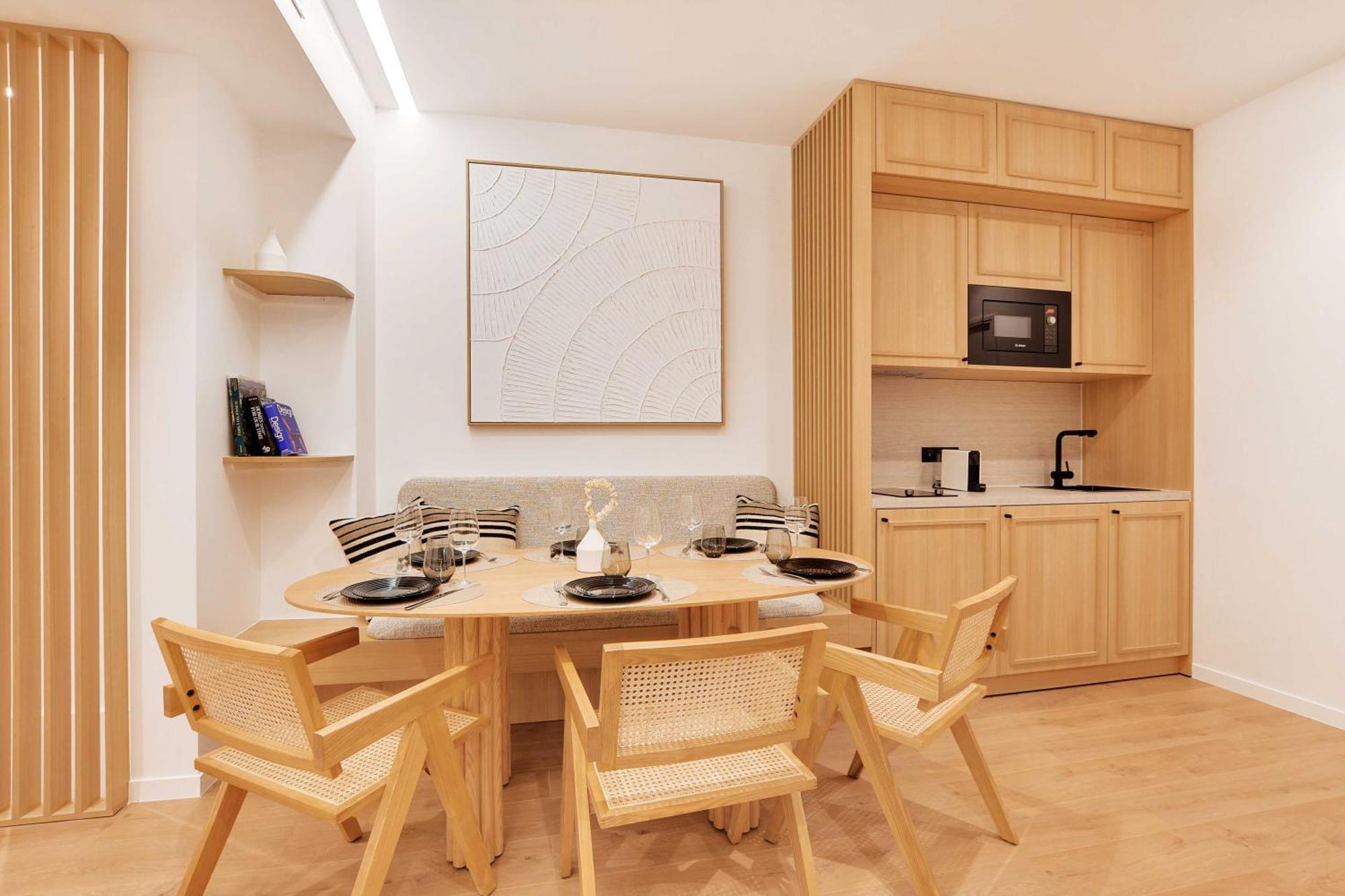 Authentic - 3br-6p - Moulin Rouge Apartment