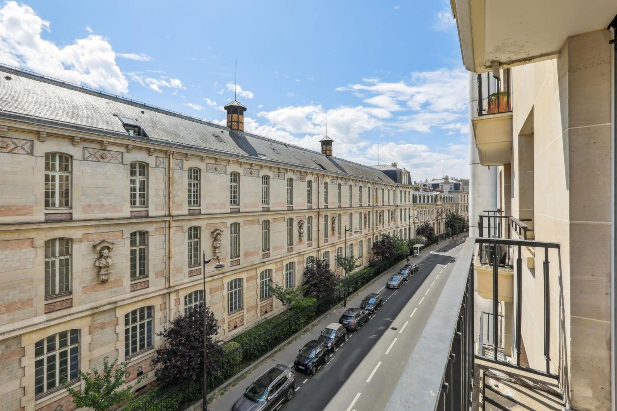 Apartment Trocadero & Arc De Triomphe With Balcony - Cityapartmentstay