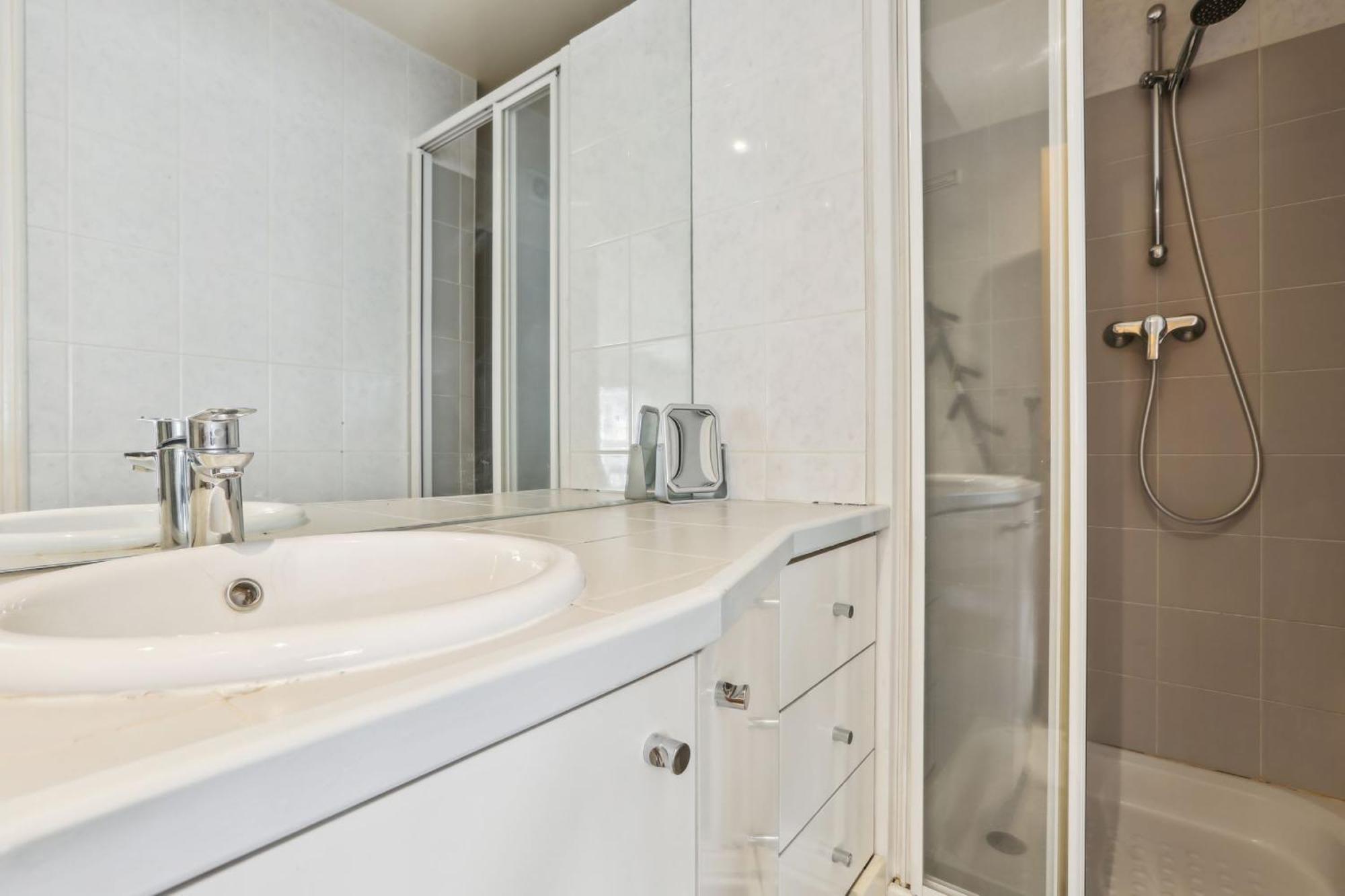Trocadero & Arc De Triomphe With Balcony - Cityapartmentstay Apartment Paris