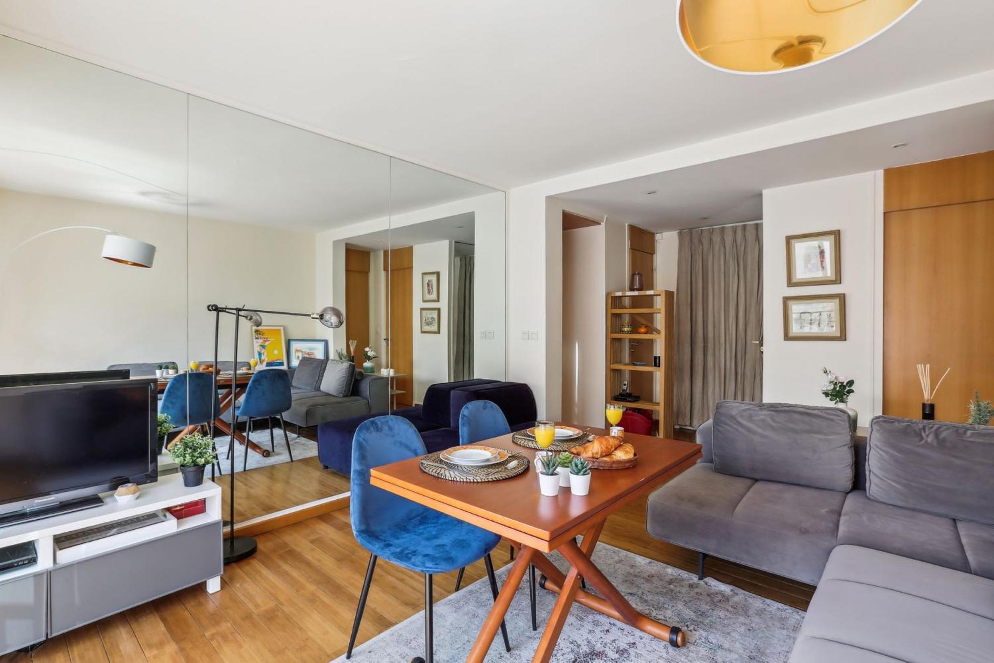 Trocadero & Arc De Triomphe With Balcony - Cityapartmentstay