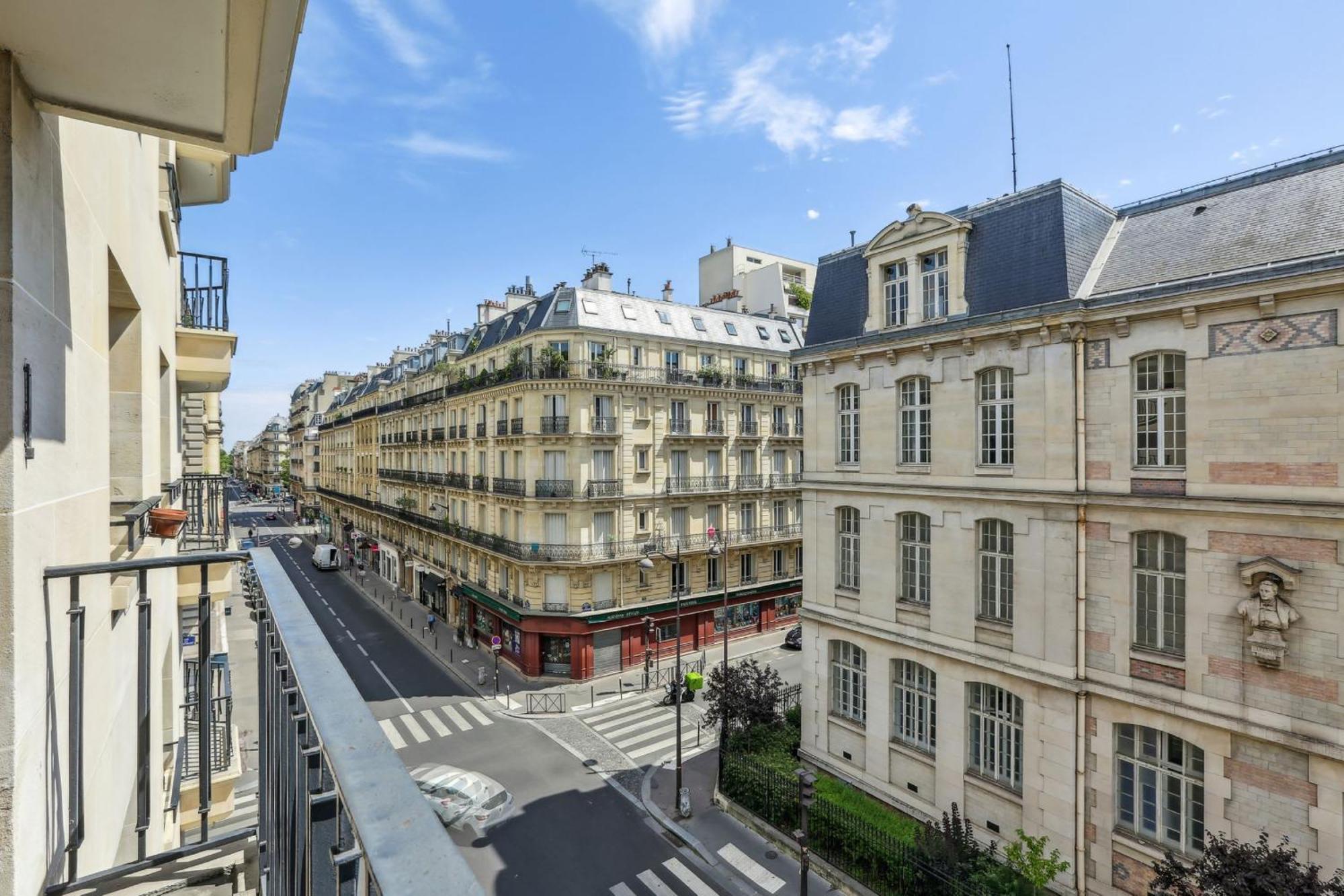 Trocadero & Arc De Triomphe With Balcony - Cityapartmentstay Apartment