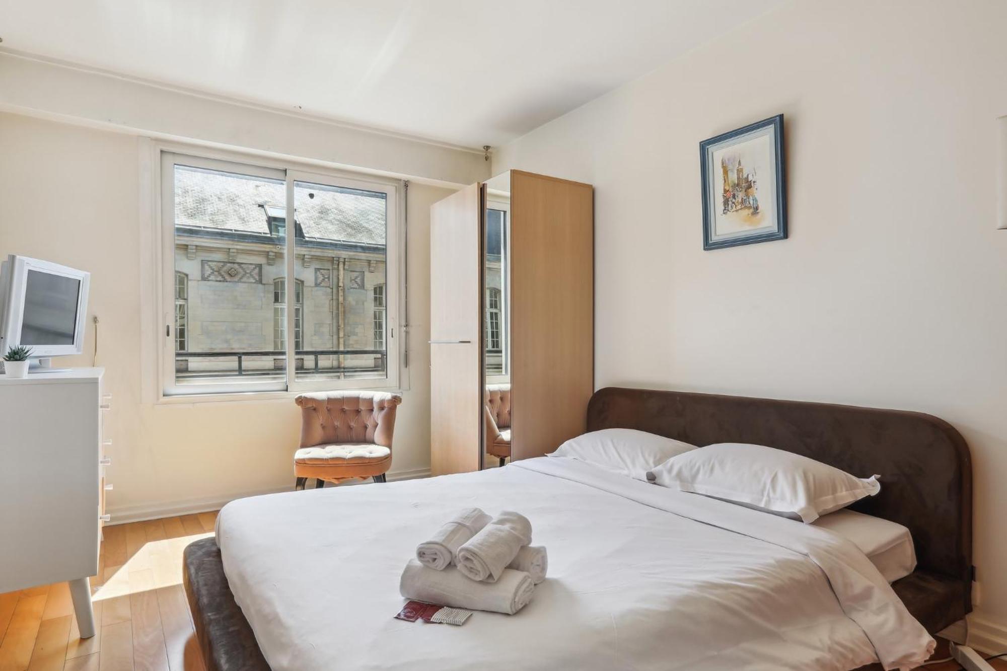 Trocadero & Arc De Triomphe With Balcony - Cityapartmentstay Apartment