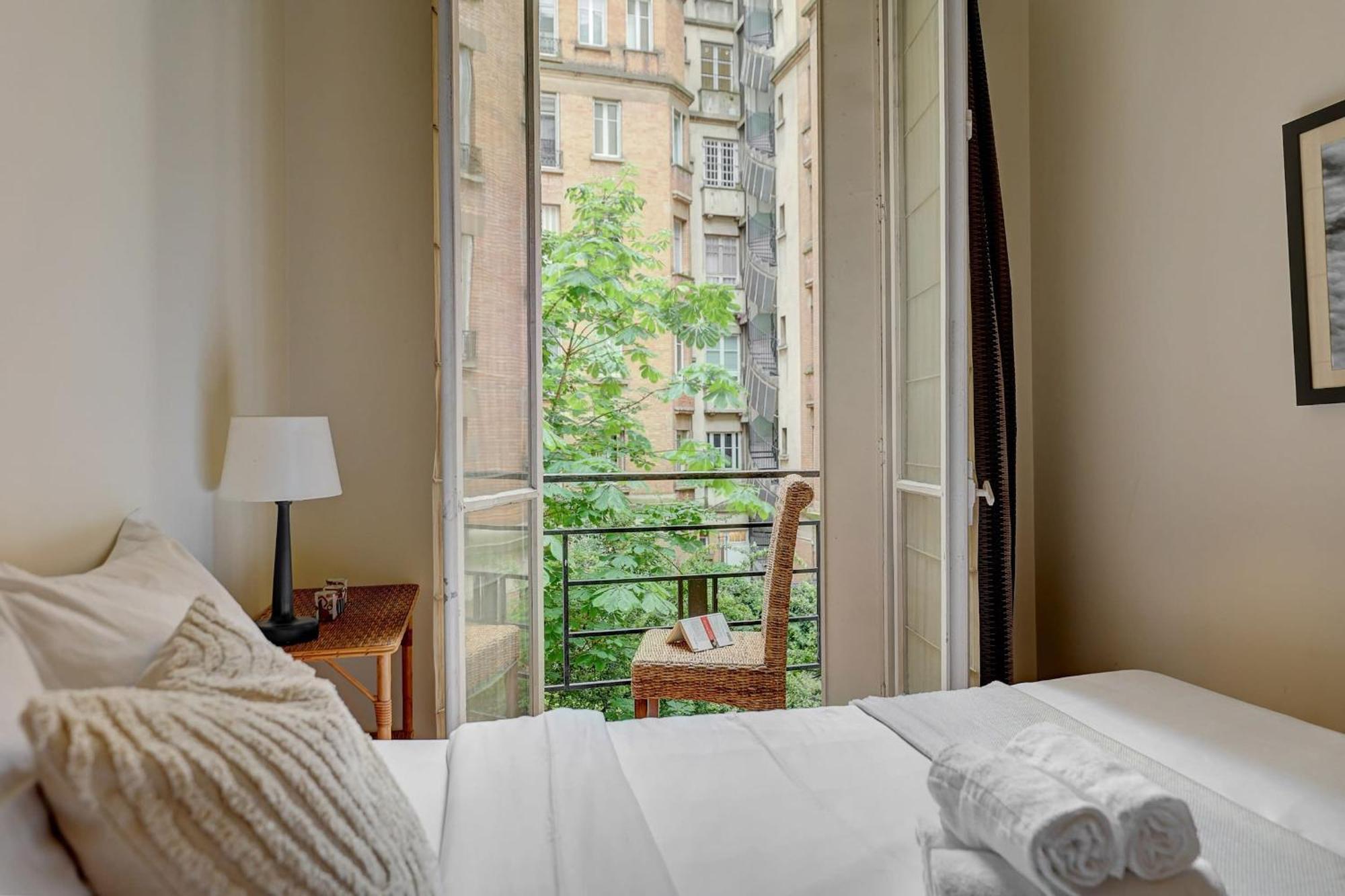 The Seine & Pont De L'alma - 2br With Balcony - Cityapartmentstay Paris