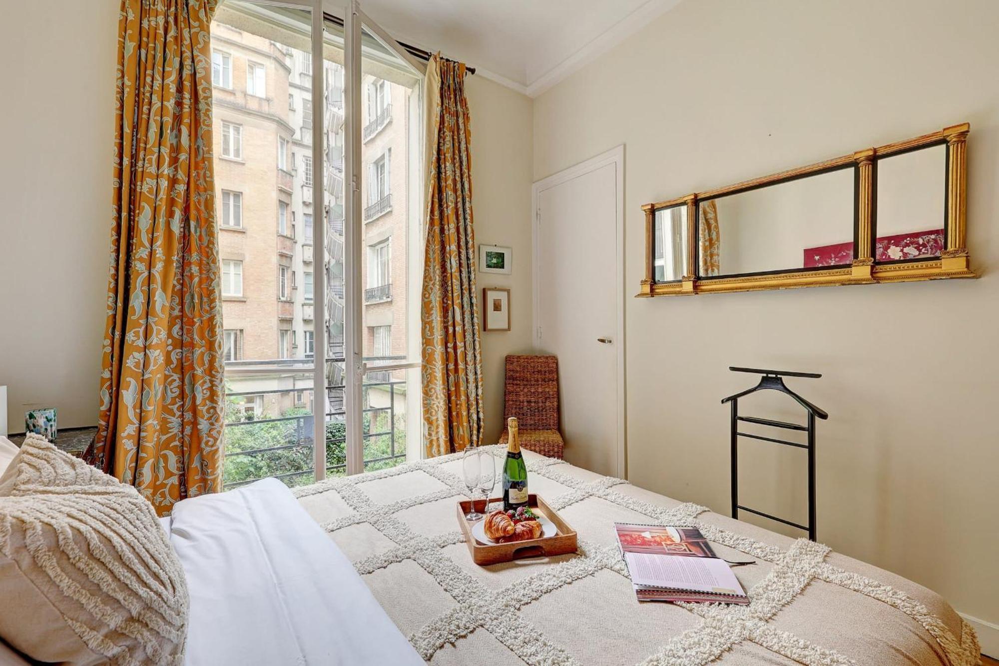 The Seine & Pont De L'alma - 2br With Balcony - Cityapartmentstay Paris