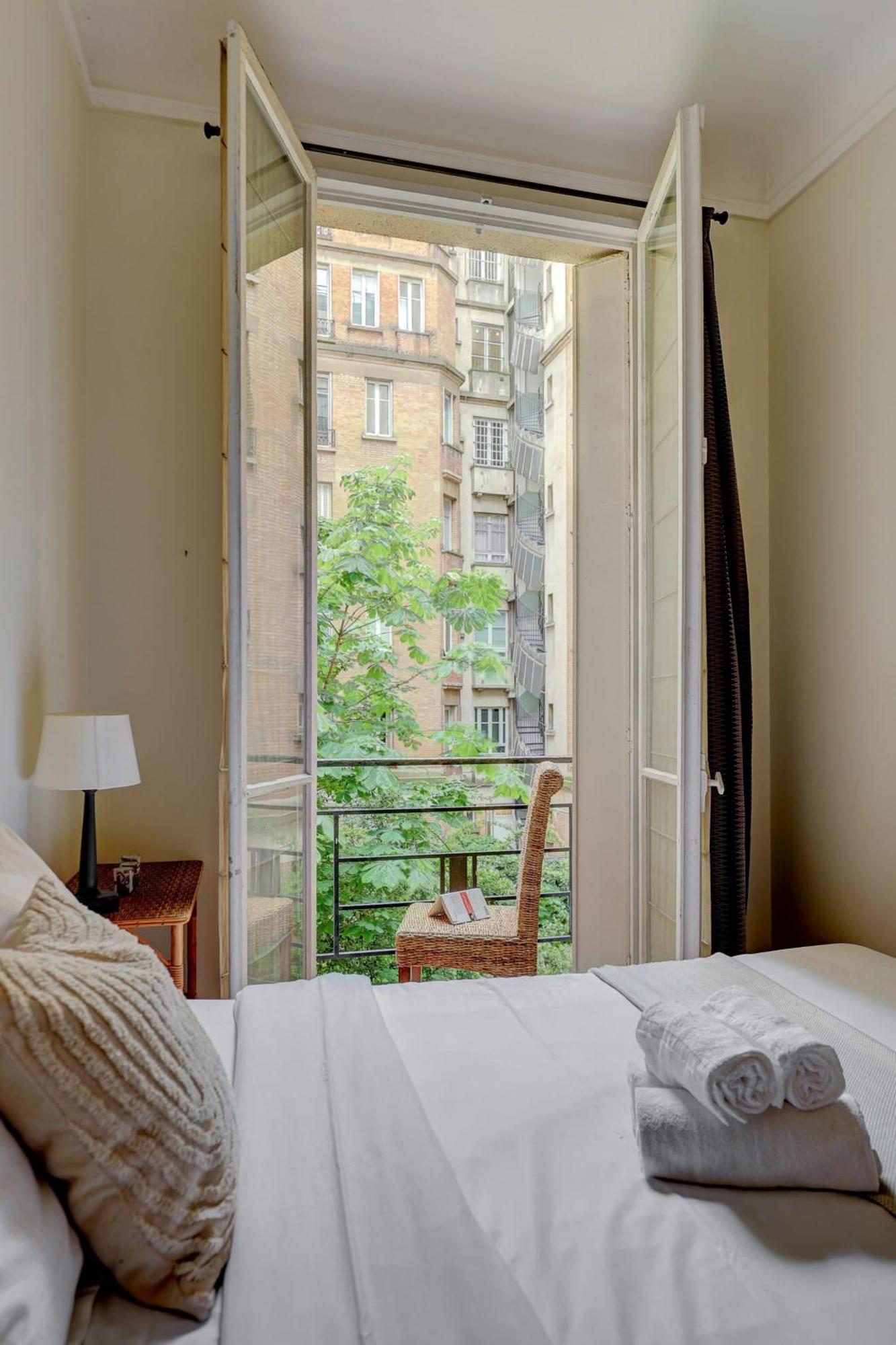 The Seine & Pont De L'alma - 2br With Balcony - Cityapartmentstay * Paris